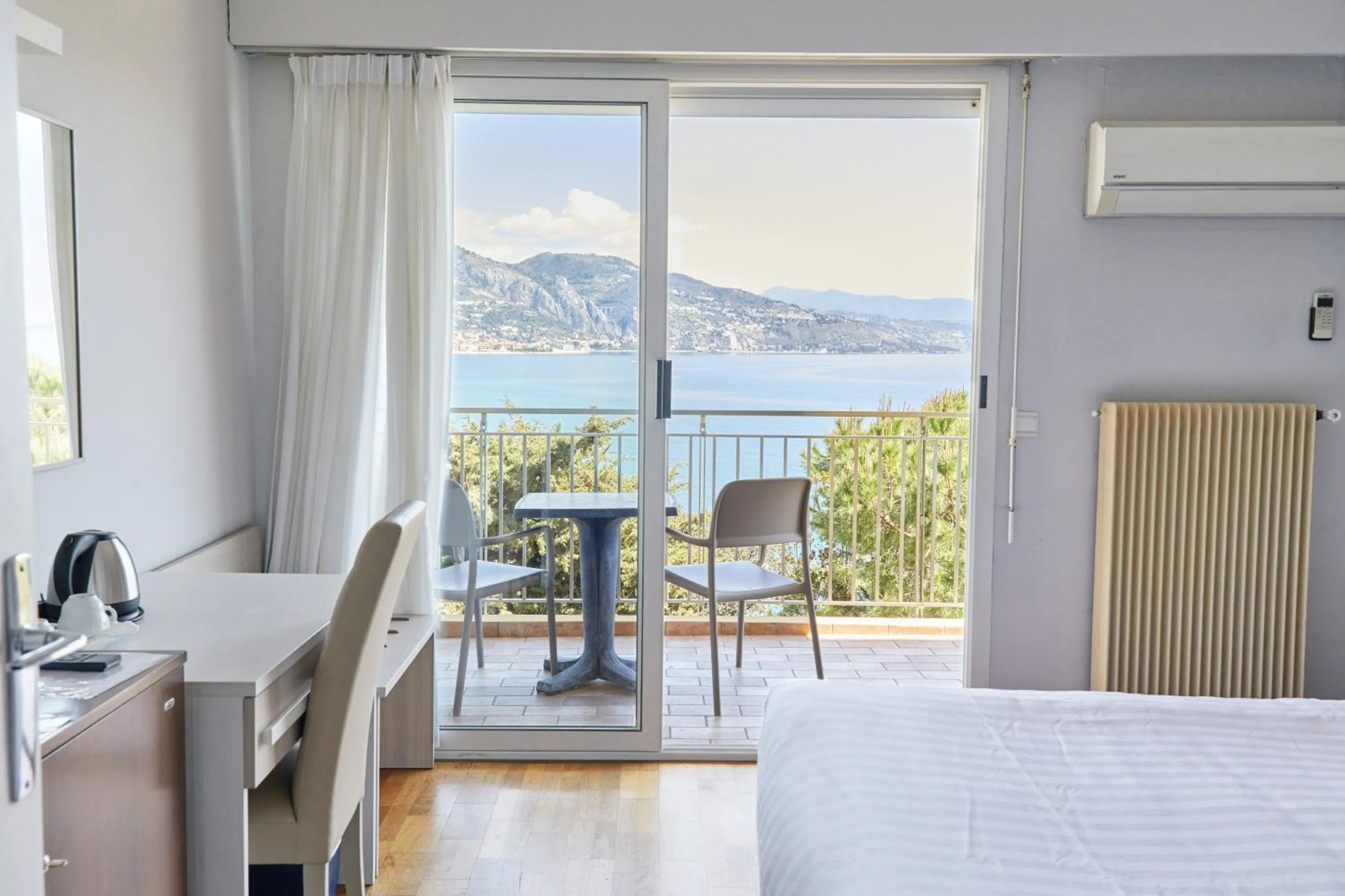 Bedroom, Bed in Hôtel Alexandra