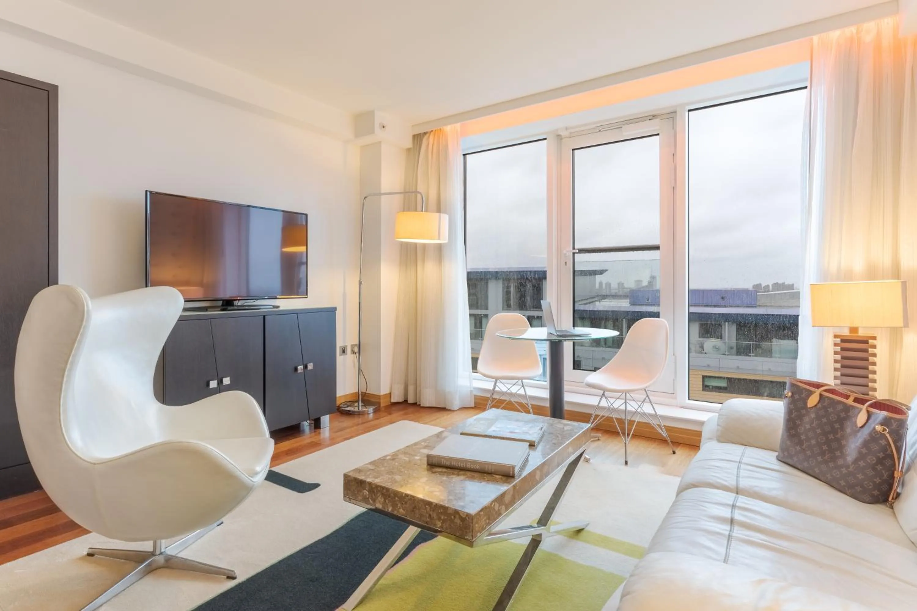 TV and multimedia in Pestana Chelsea Bridge Hotel & SPA