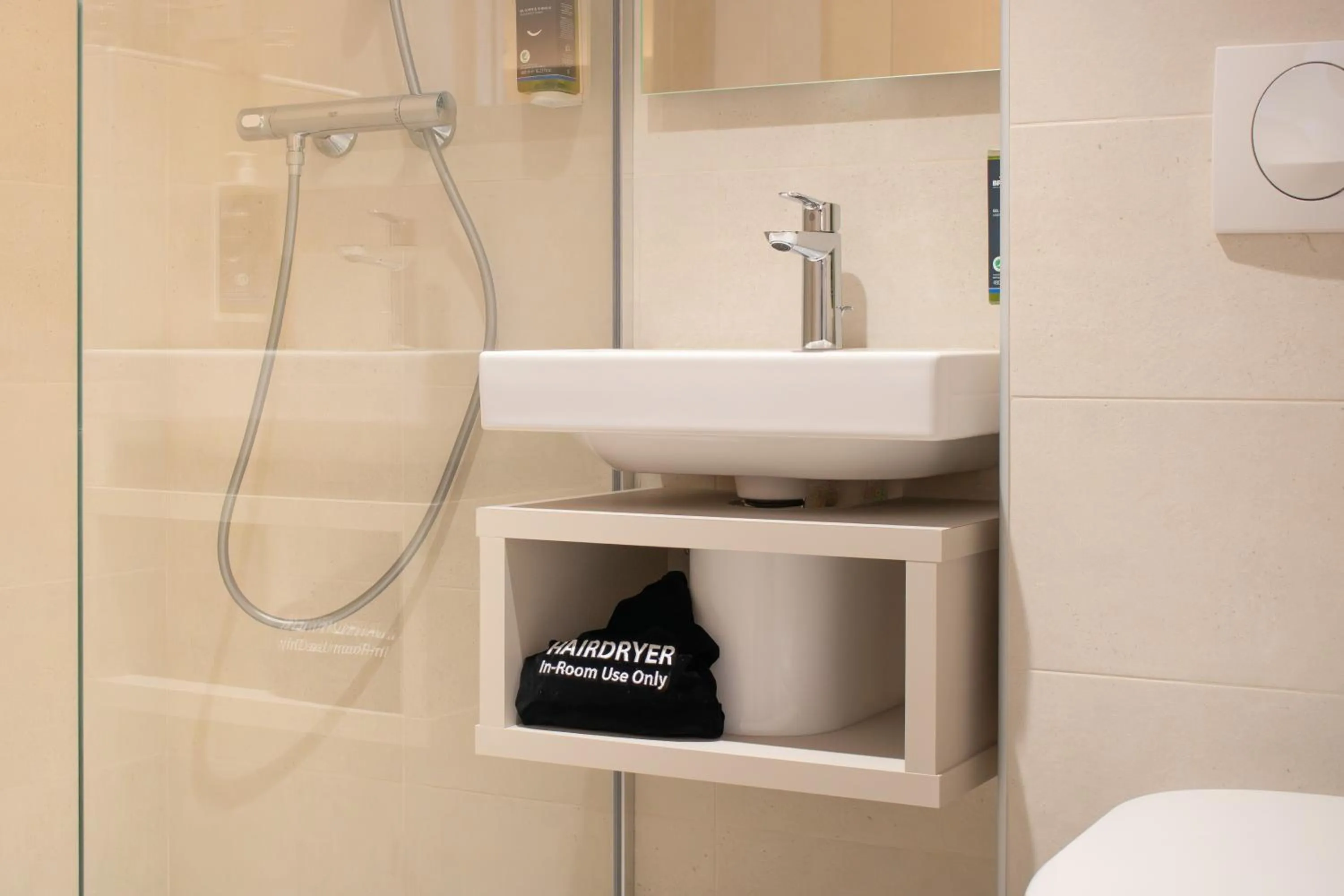 Bathroom in Brit Hotel Avignon Sud Le Calendal