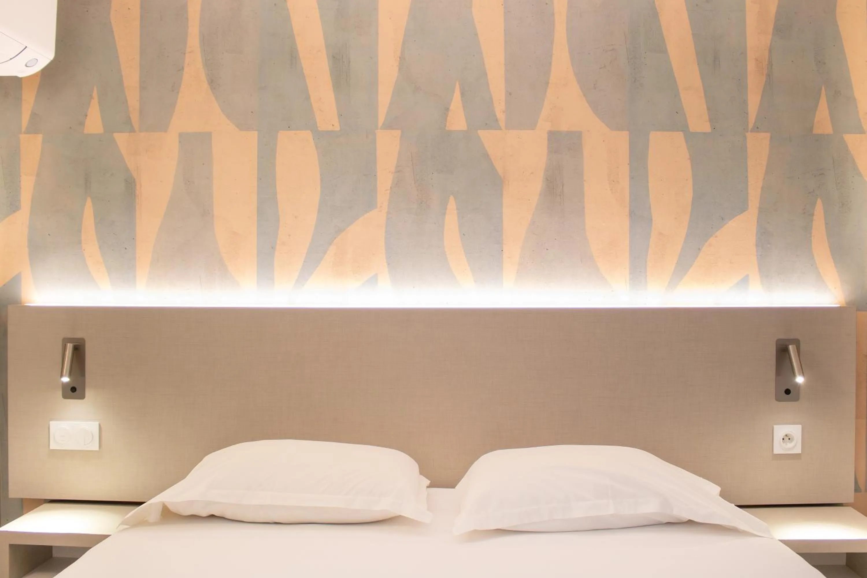 Bedroom, Bed in Brit Hotel Avignon Sud Le Calendal