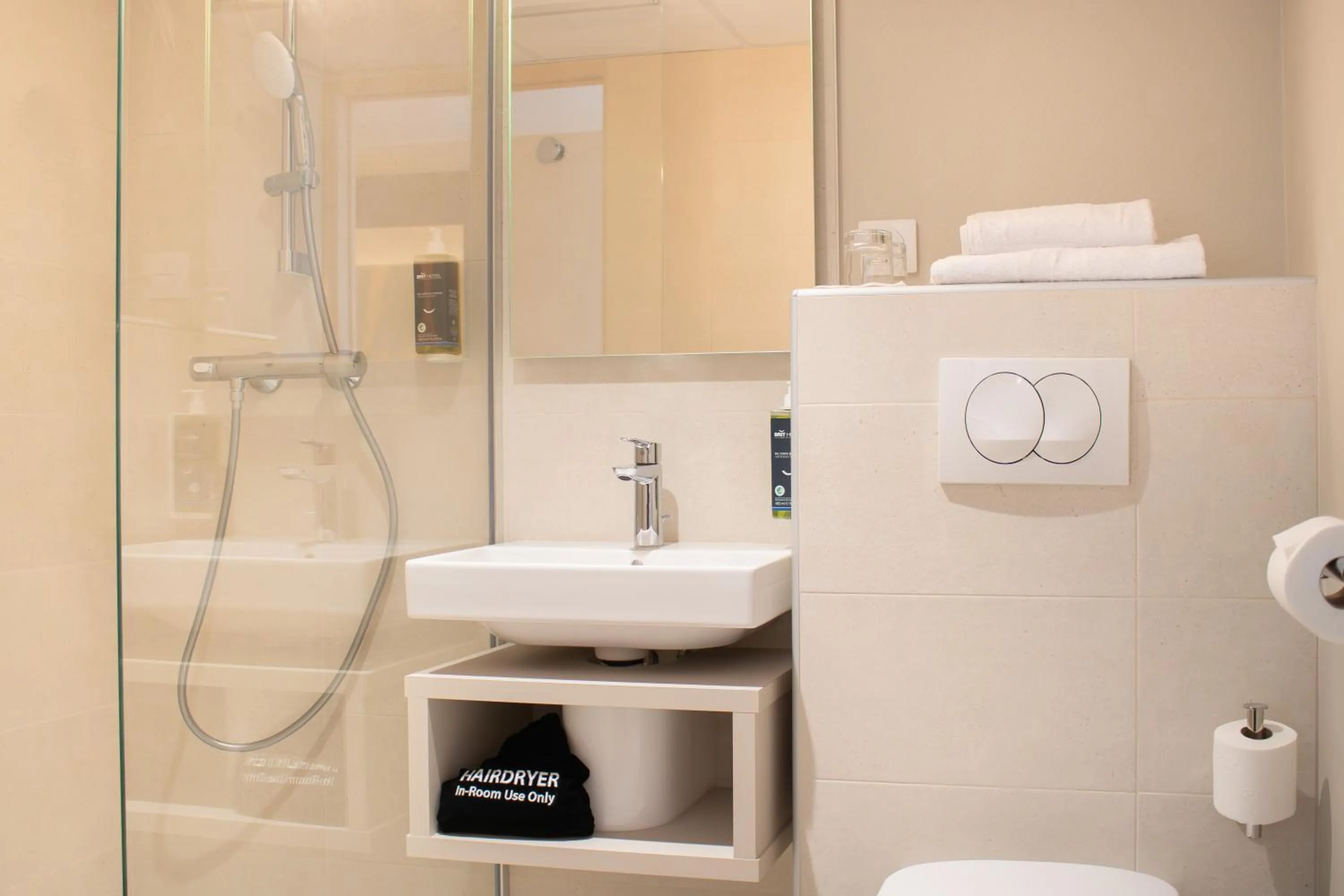 Bathroom in Brit Hotel Avignon Sud Le Calendal