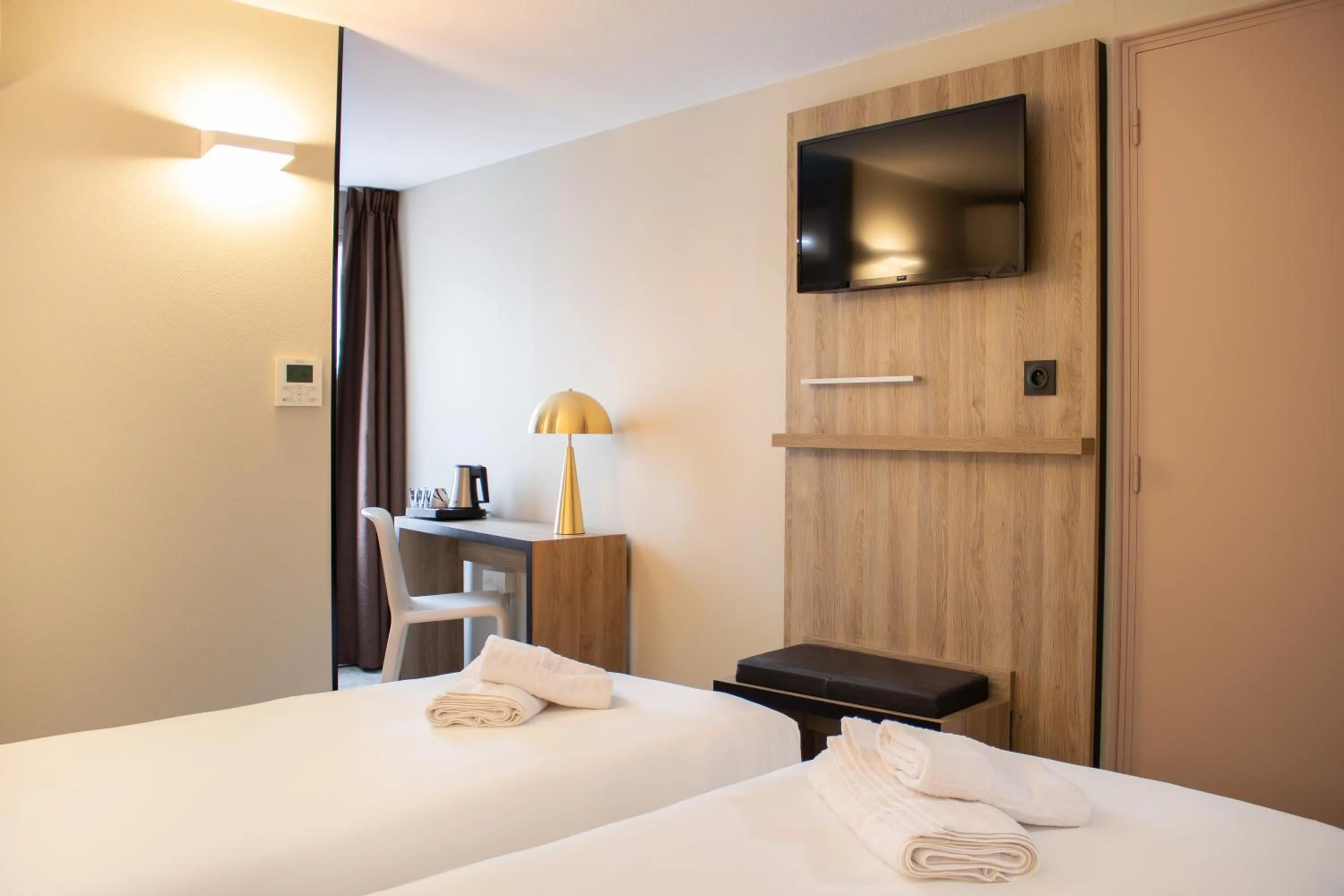 Bedroom, Bed in Brit Hotel Avignon Sud Le Calendal