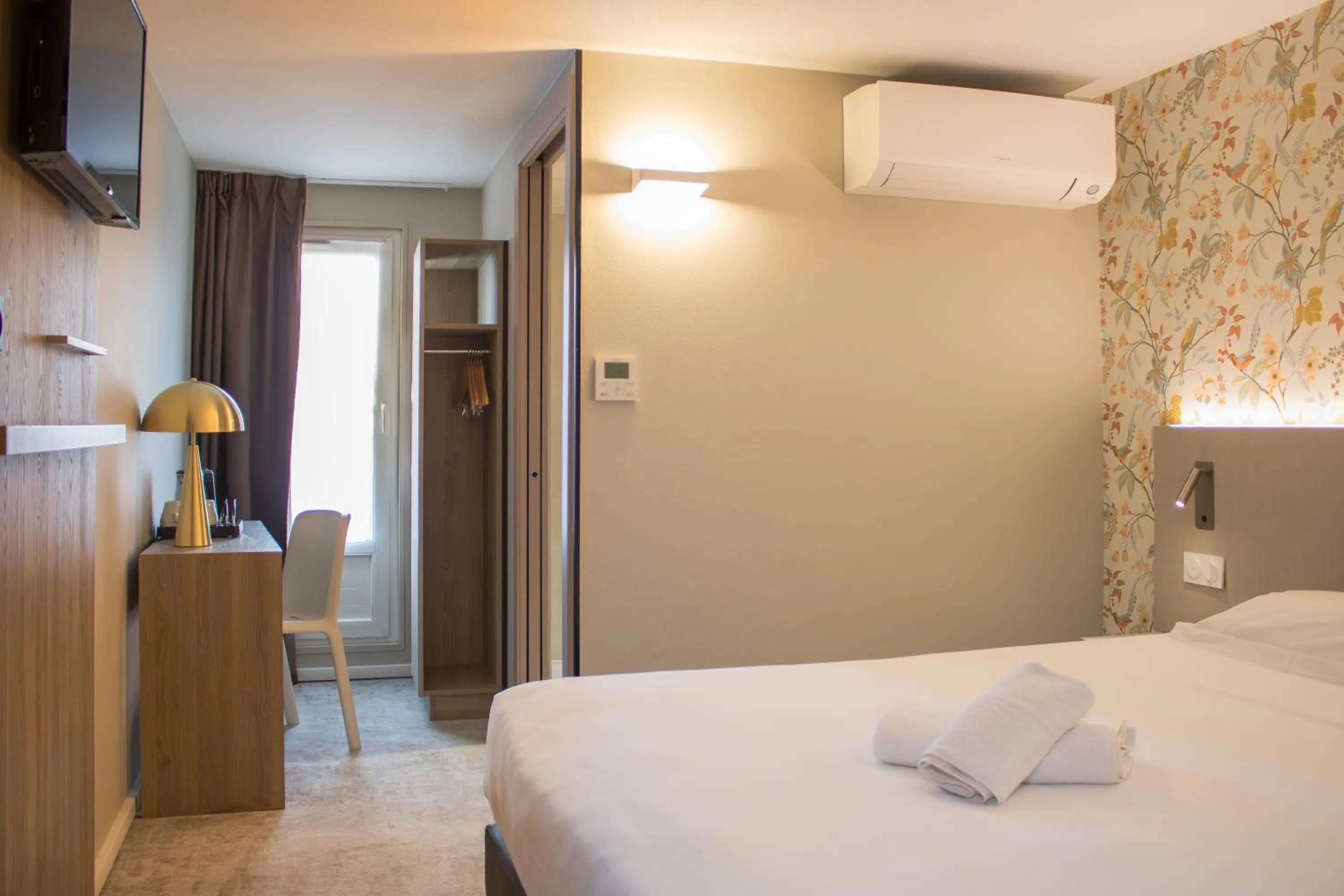 Bedroom, Bed in Brit Hotel Avignon Sud Le Calendal