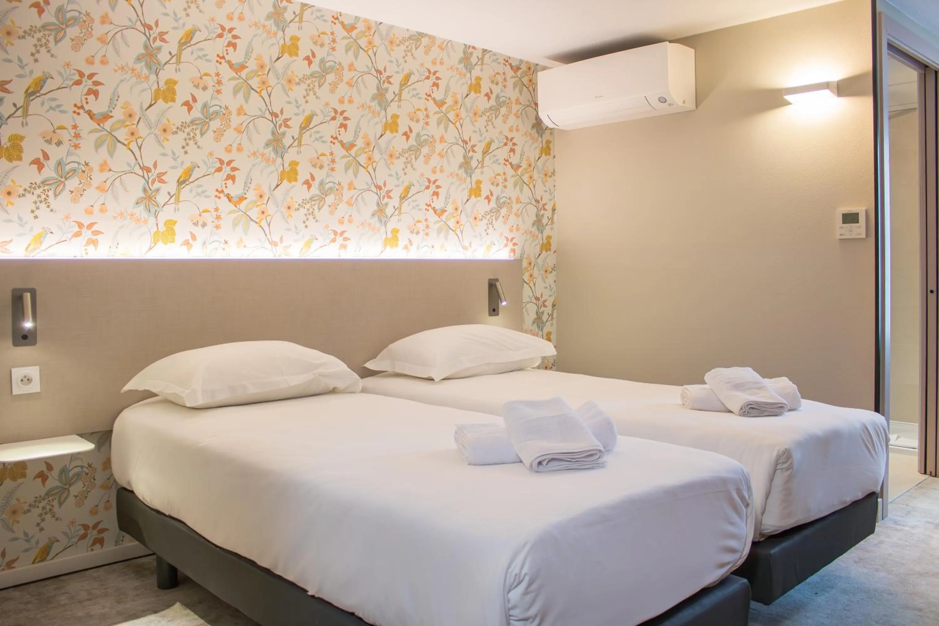 Bedroom, Bed in Brit Hotel Avignon Sud Le Calendal