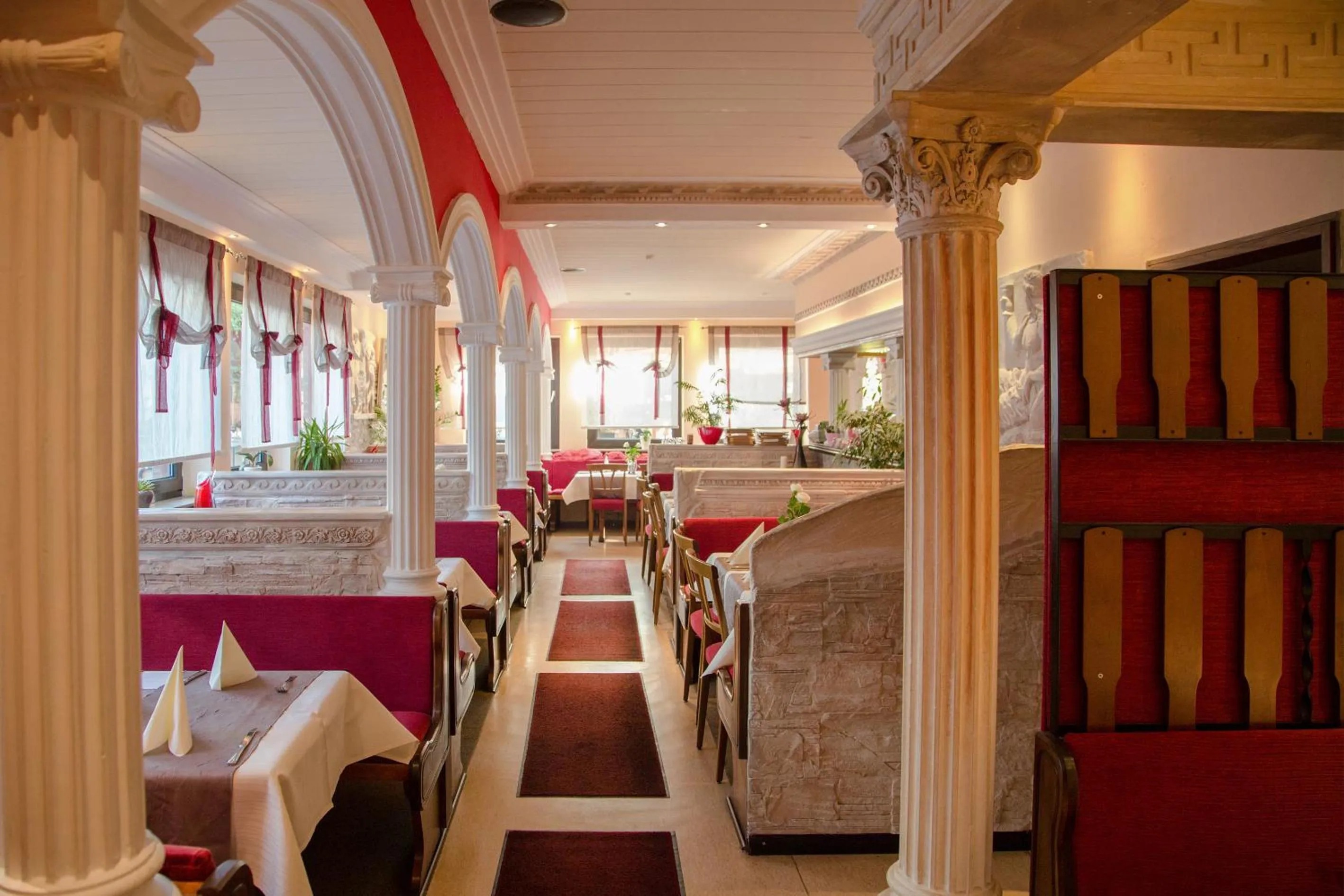 Restaurant/places to eat in Montana Hotel