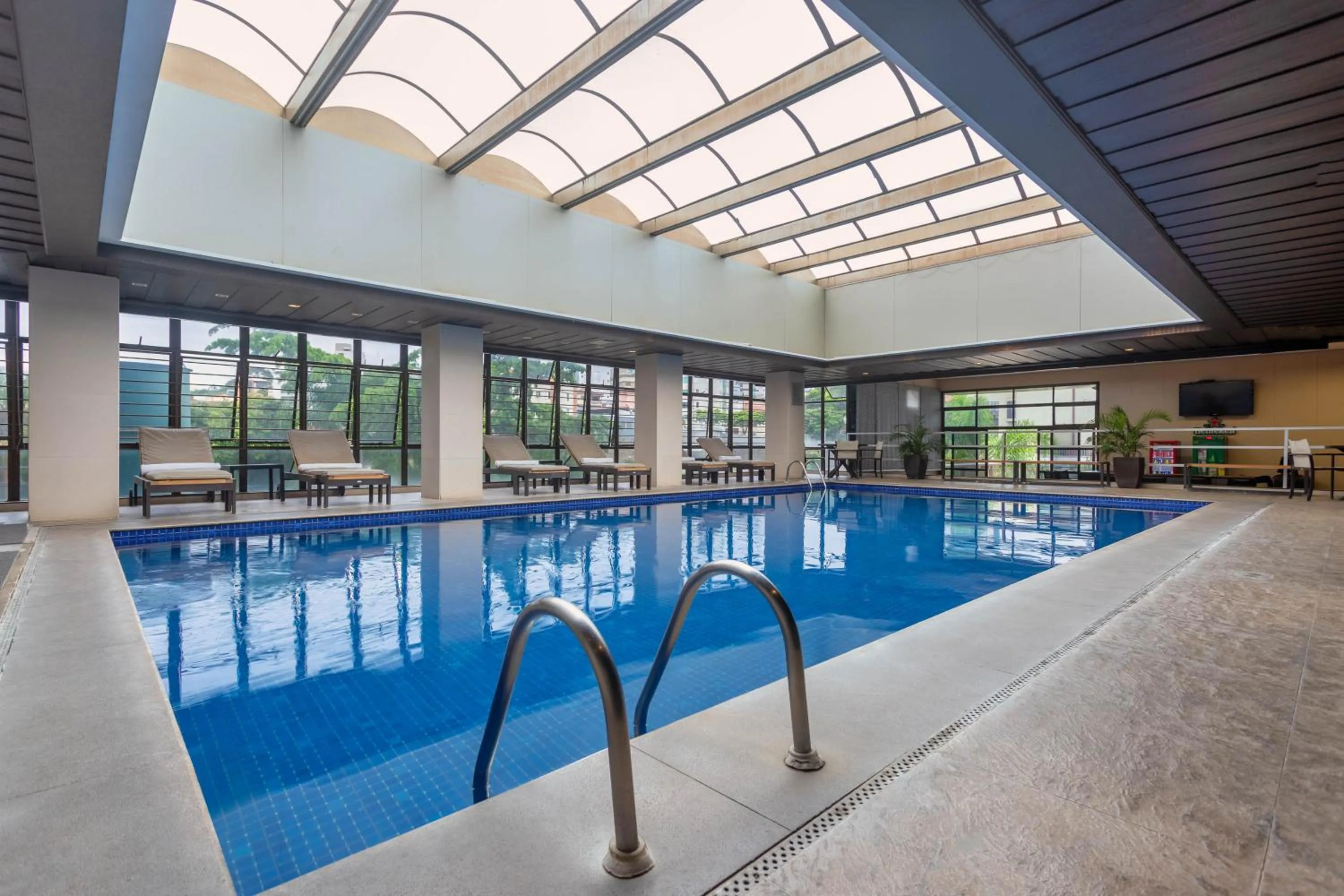 Swimming pool in Ouro Minas Hotel Belo Horizonte, Dolce by Wyndham