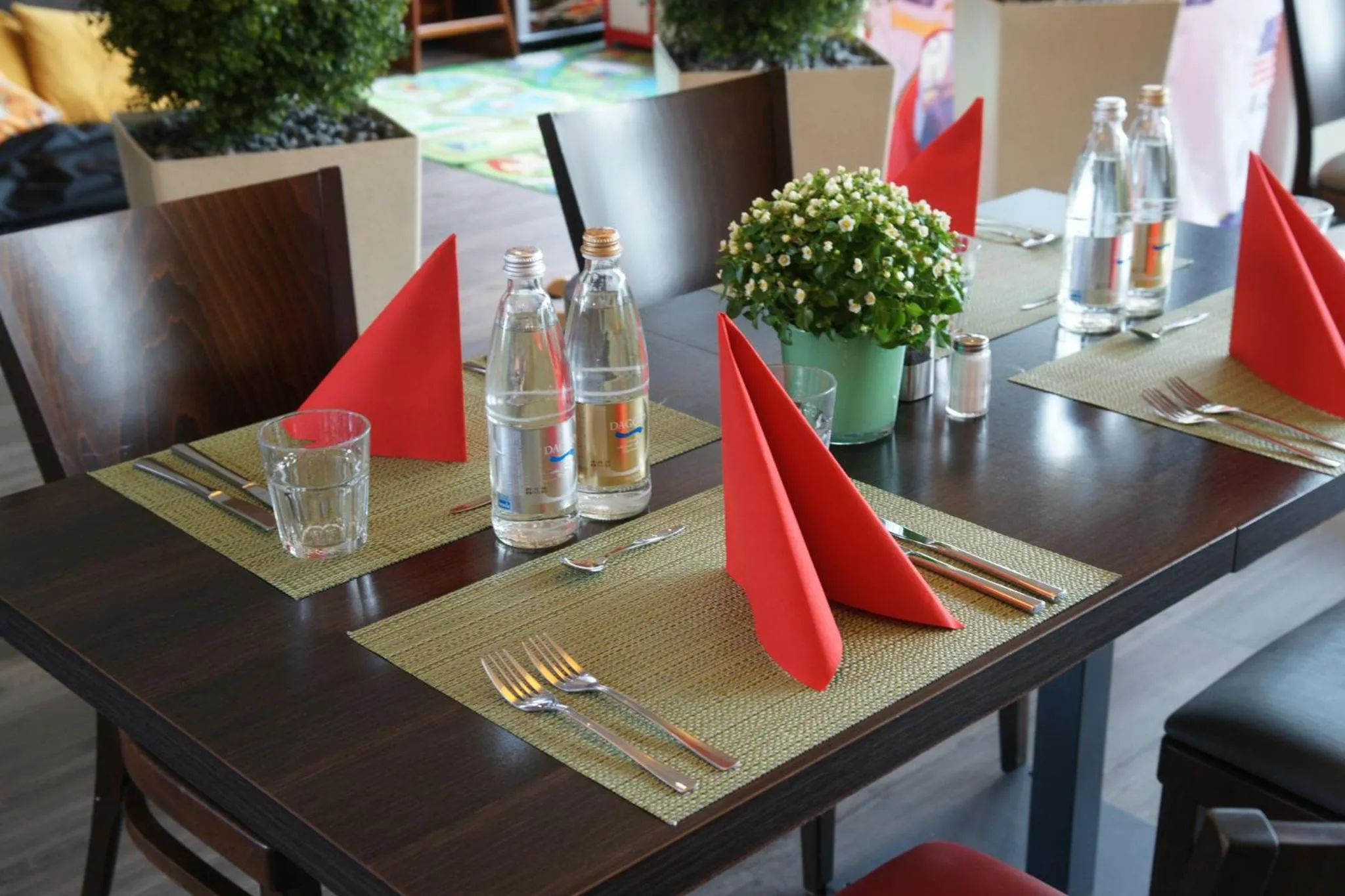 Restaurant/places to eat in Holiday Inn Express Zürich Airport by IHG