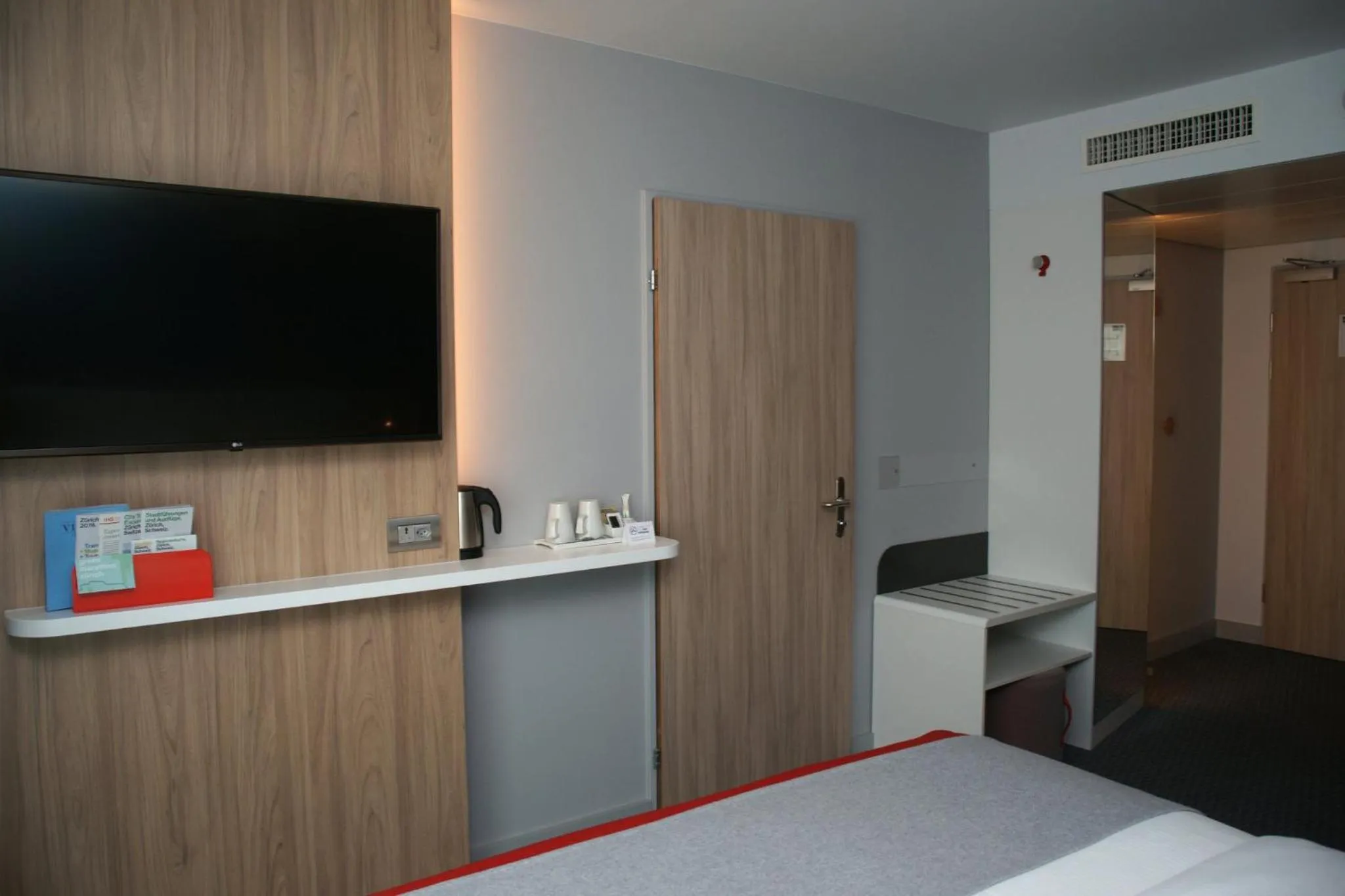 Photo of the whole room, Bed in Holiday Inn Express Zürich Airport by IHG