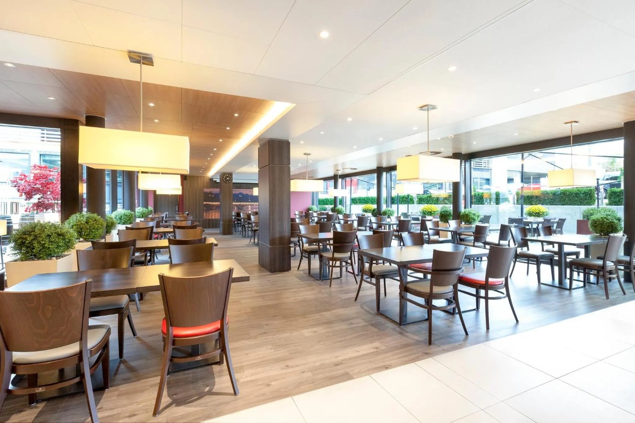 Restaurant/places to eat in Holiday Inn Express Zürich Airport by IHG