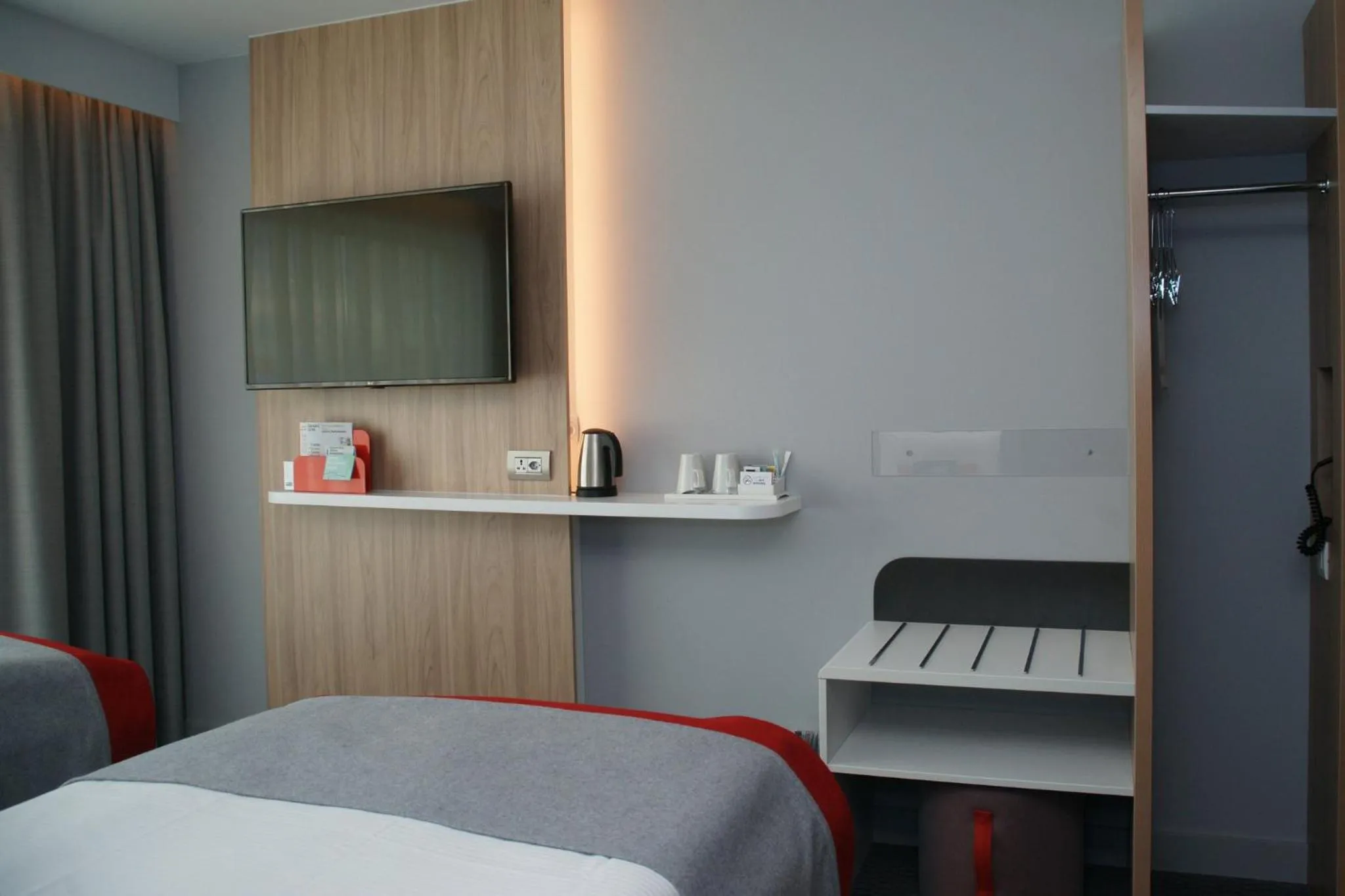 Photo of the whole room, Bed in Holiday Inn Express Zürich Airport by IHG