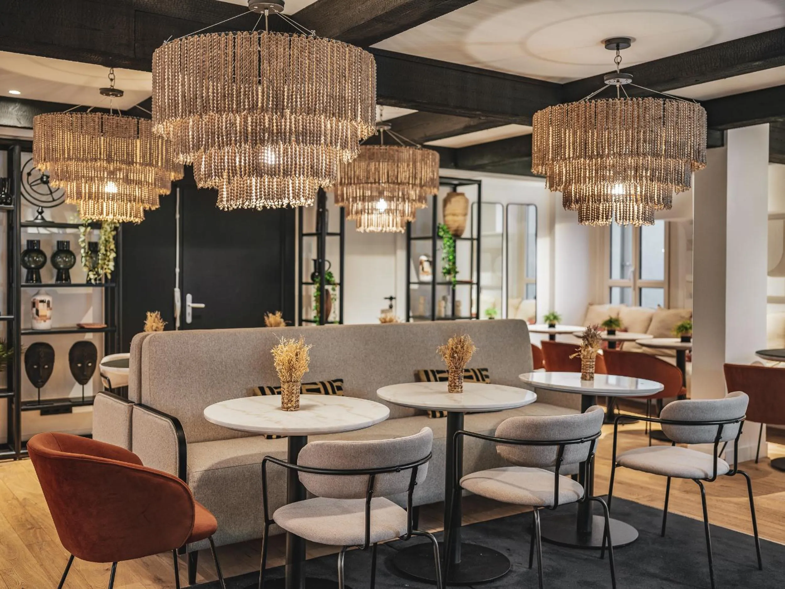 Lounge or bar in Maisons du Monde Hôtel & Suites - La Rochelle Vieux Port