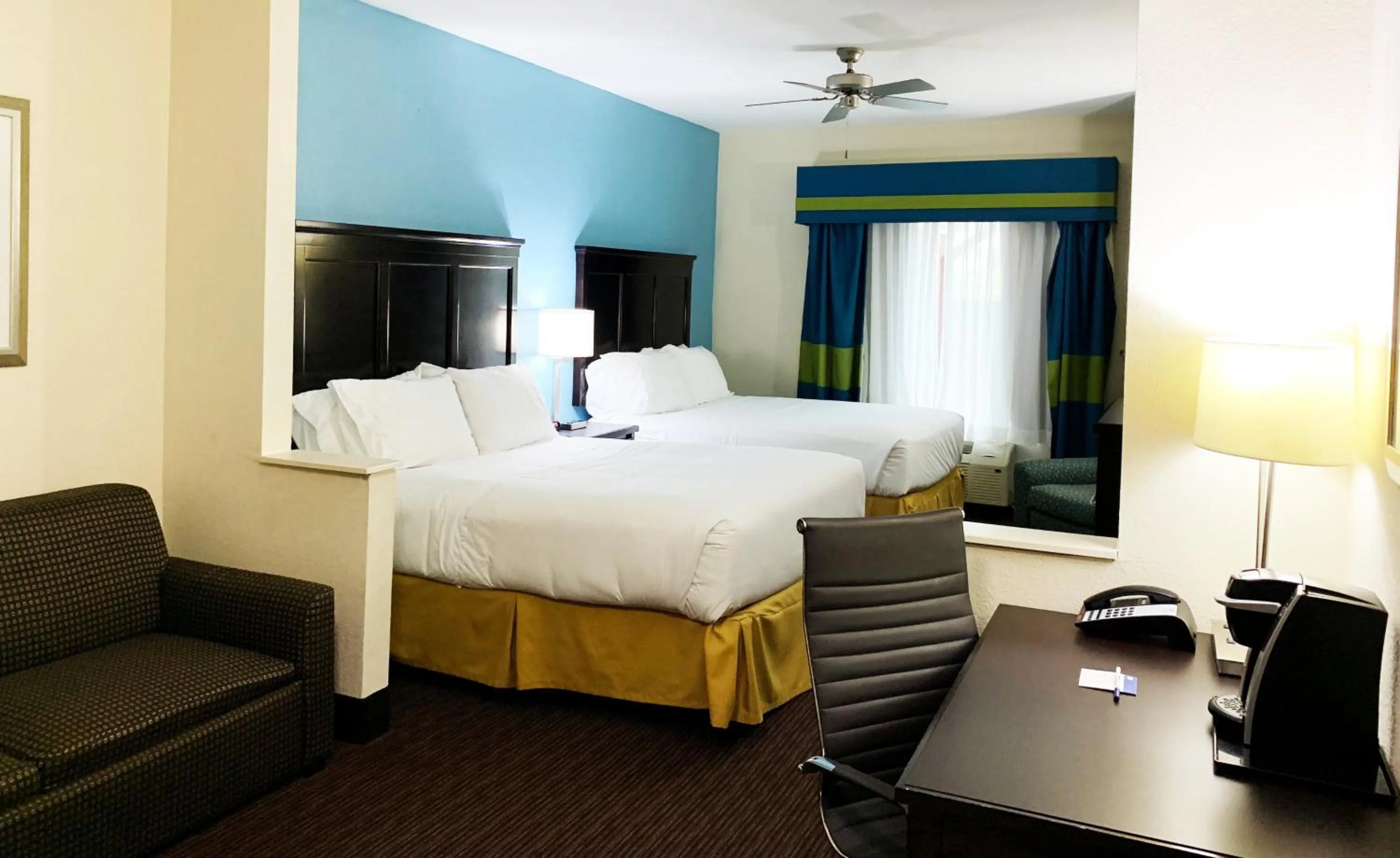 Photo of the whole room, Bed in Holiday Inn Express Hotel & Suites Gainesville by IHG