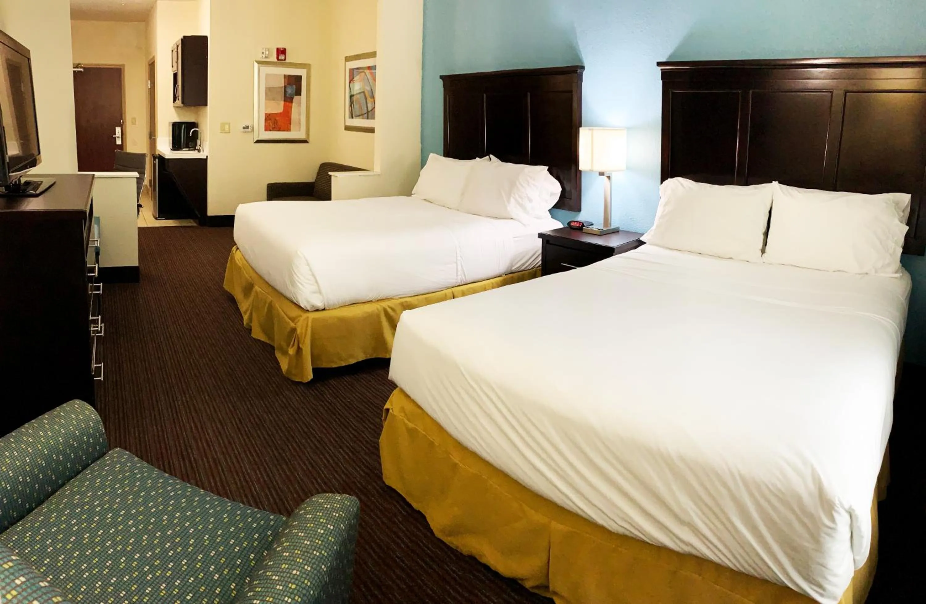 Photo of the whole room, Bed in Holiday Inn Express Hotel & Suites Gainesville by IHG