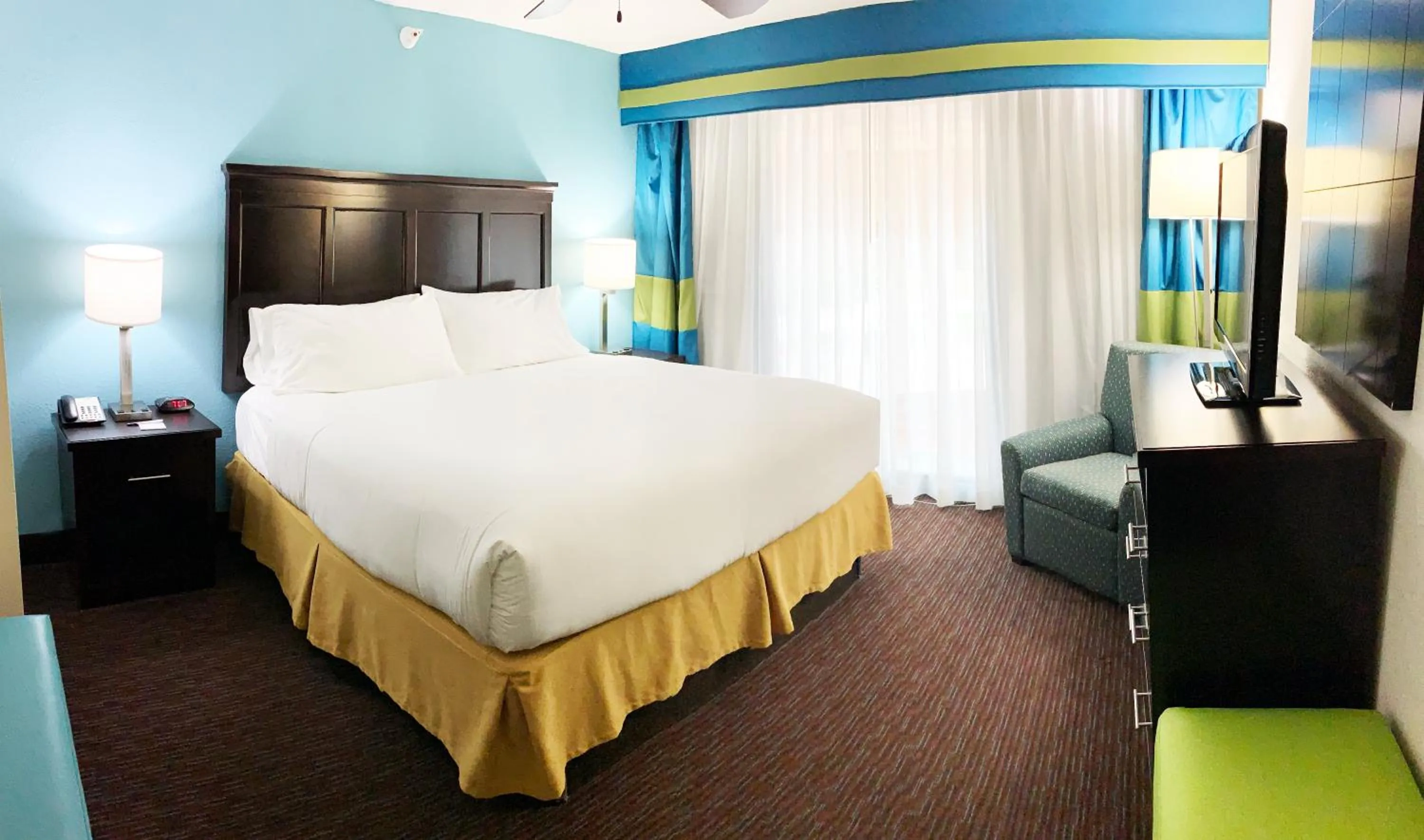 Photo of the whole room, Bed in Holiday Inn Express Hotel & Suites Gainesville by IHG