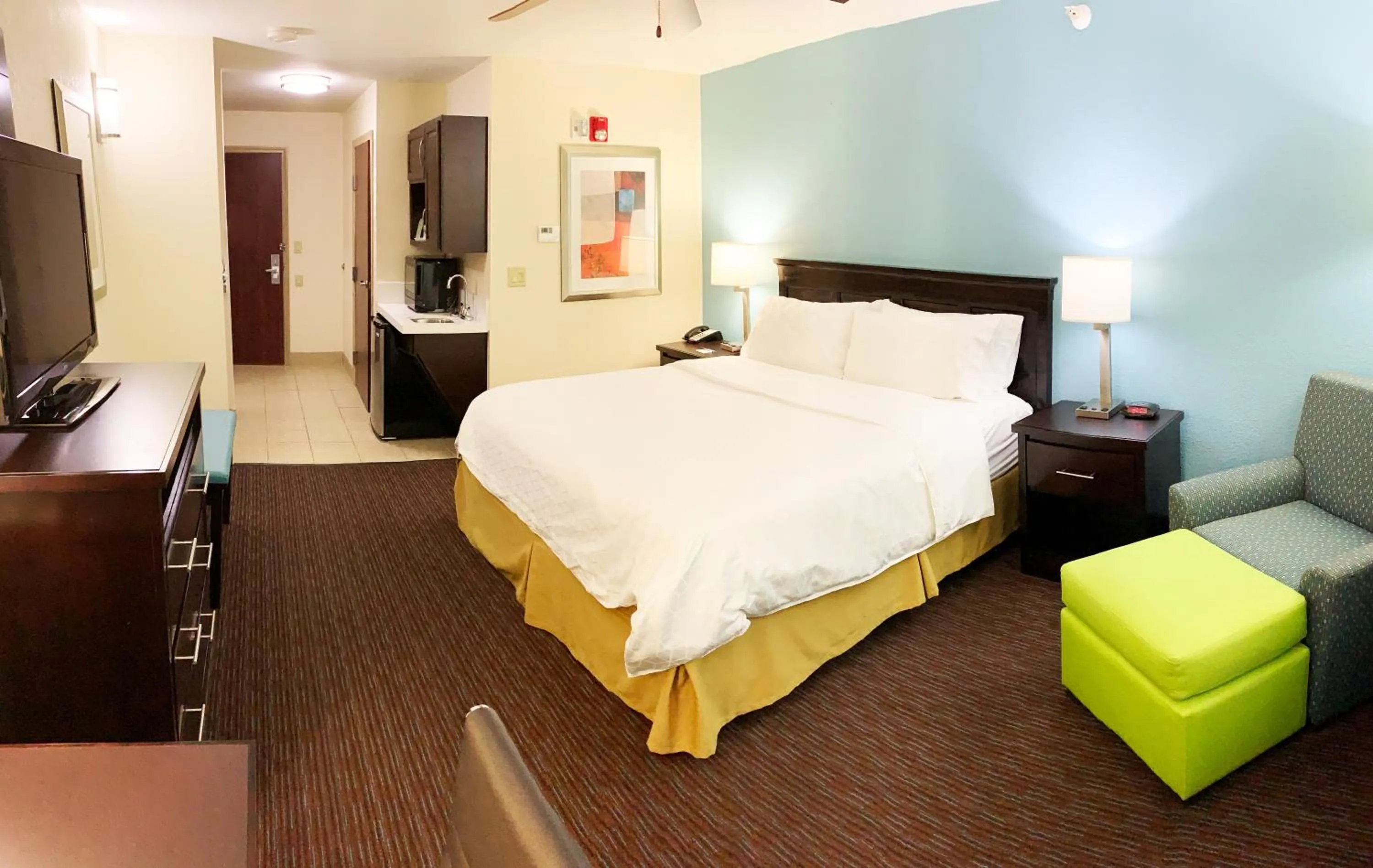 Photo of the whole room, Bed in Holiday Inn Express Hotel & Suites Gainesville by IHG