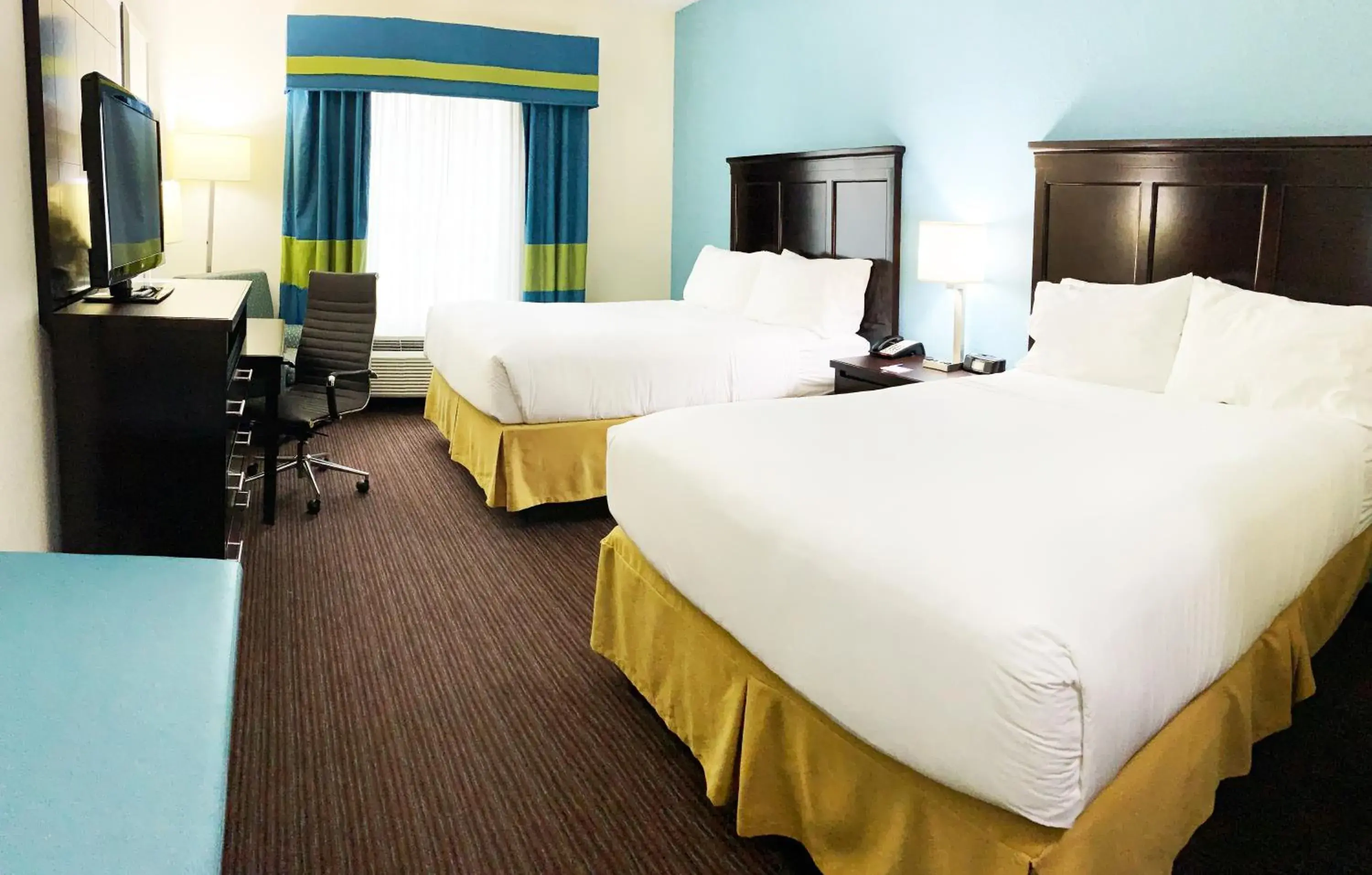 Standard Room with Two Queen Beds in Holiday Inn Express Hotel & Suites Gainesville by IHG Standard Room with Two Queen Beds in Holiday Inn Express Hotel & Suites Gainesville by IHG