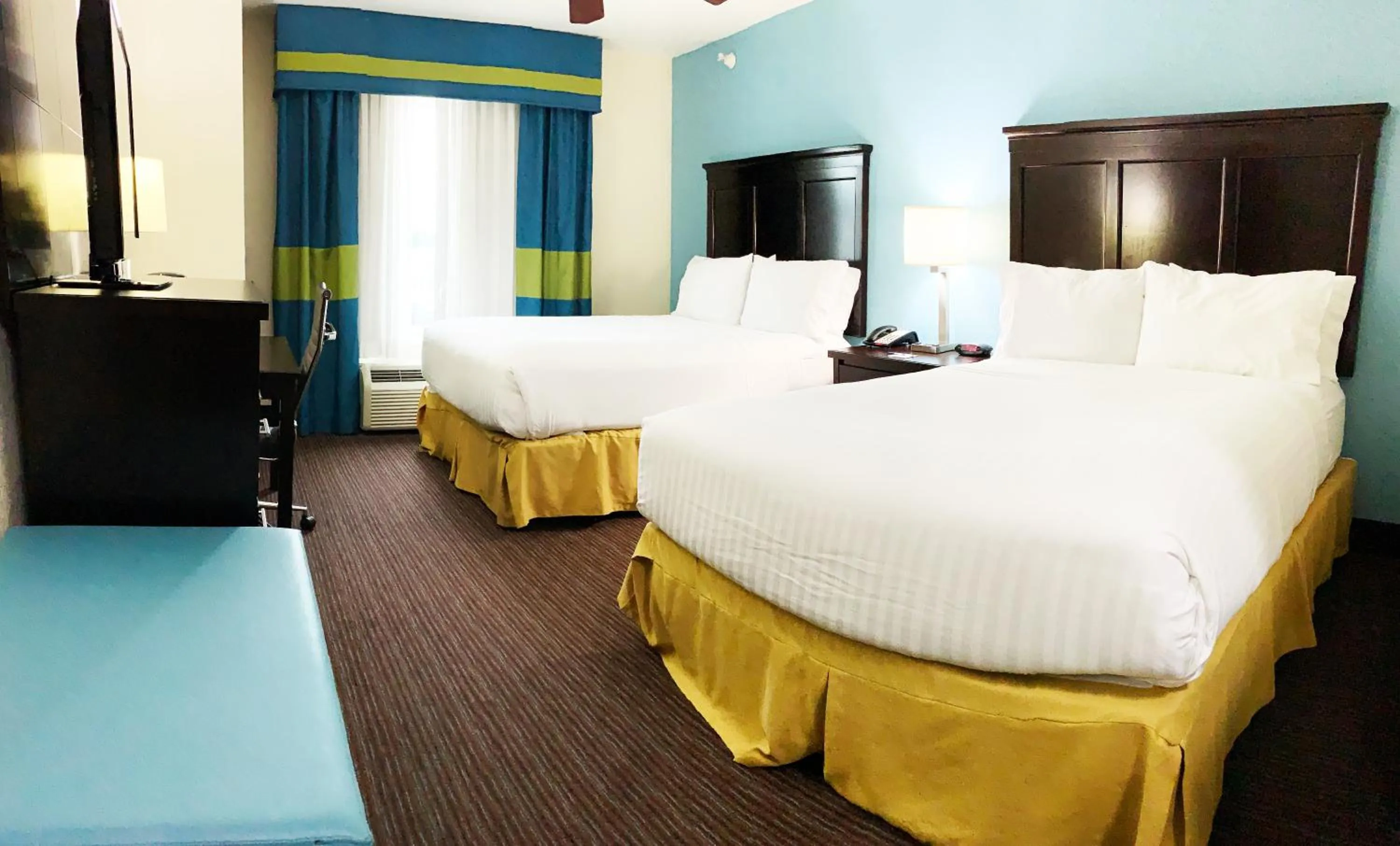 Photo of the whole room, Bed in Holiday Inn Express Hotel & Suites Gainesville by IHG