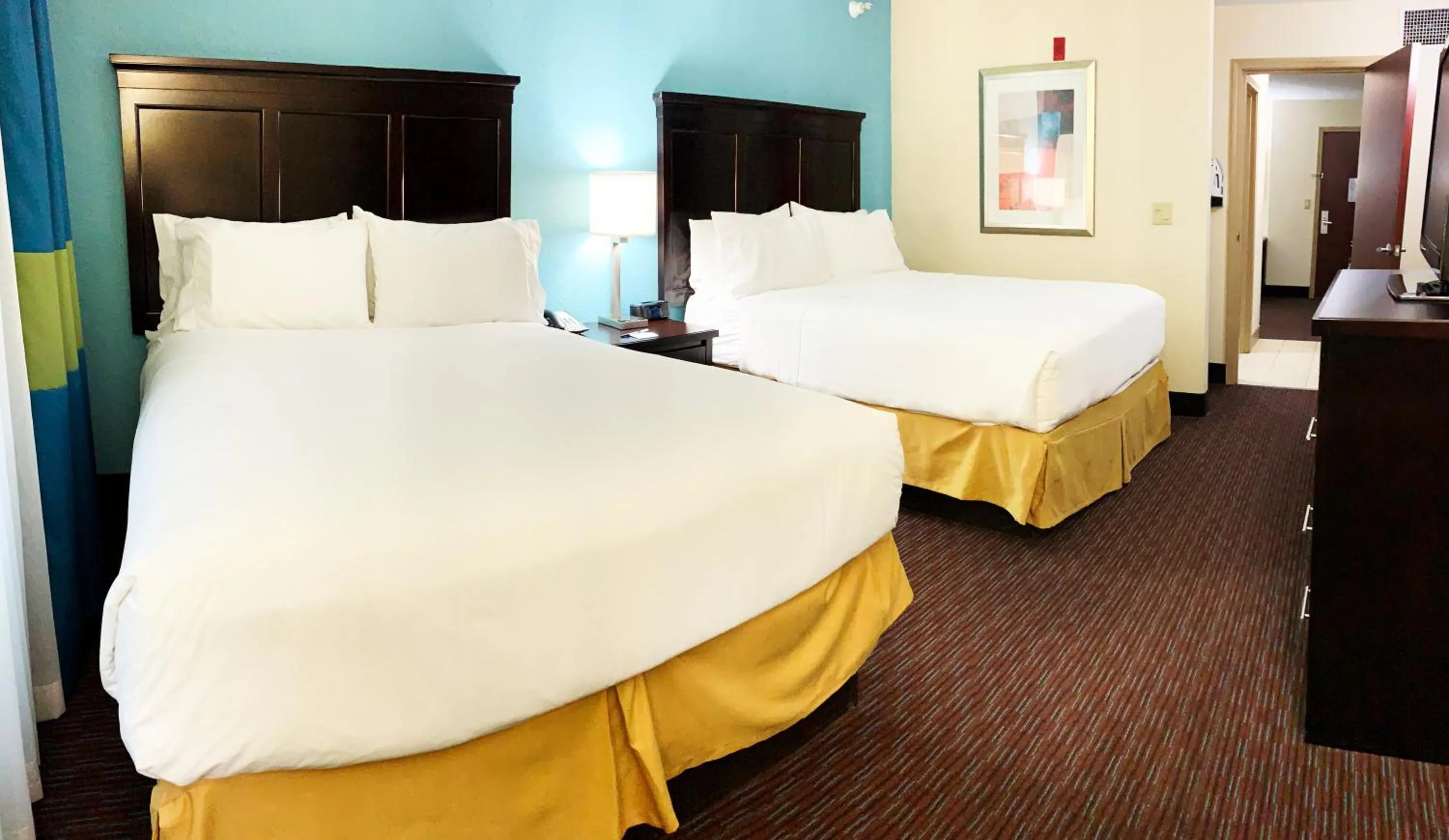 Photo of the whole room, Bed in Holiday Inn Express Hotel & Suites Gainesville by IHG