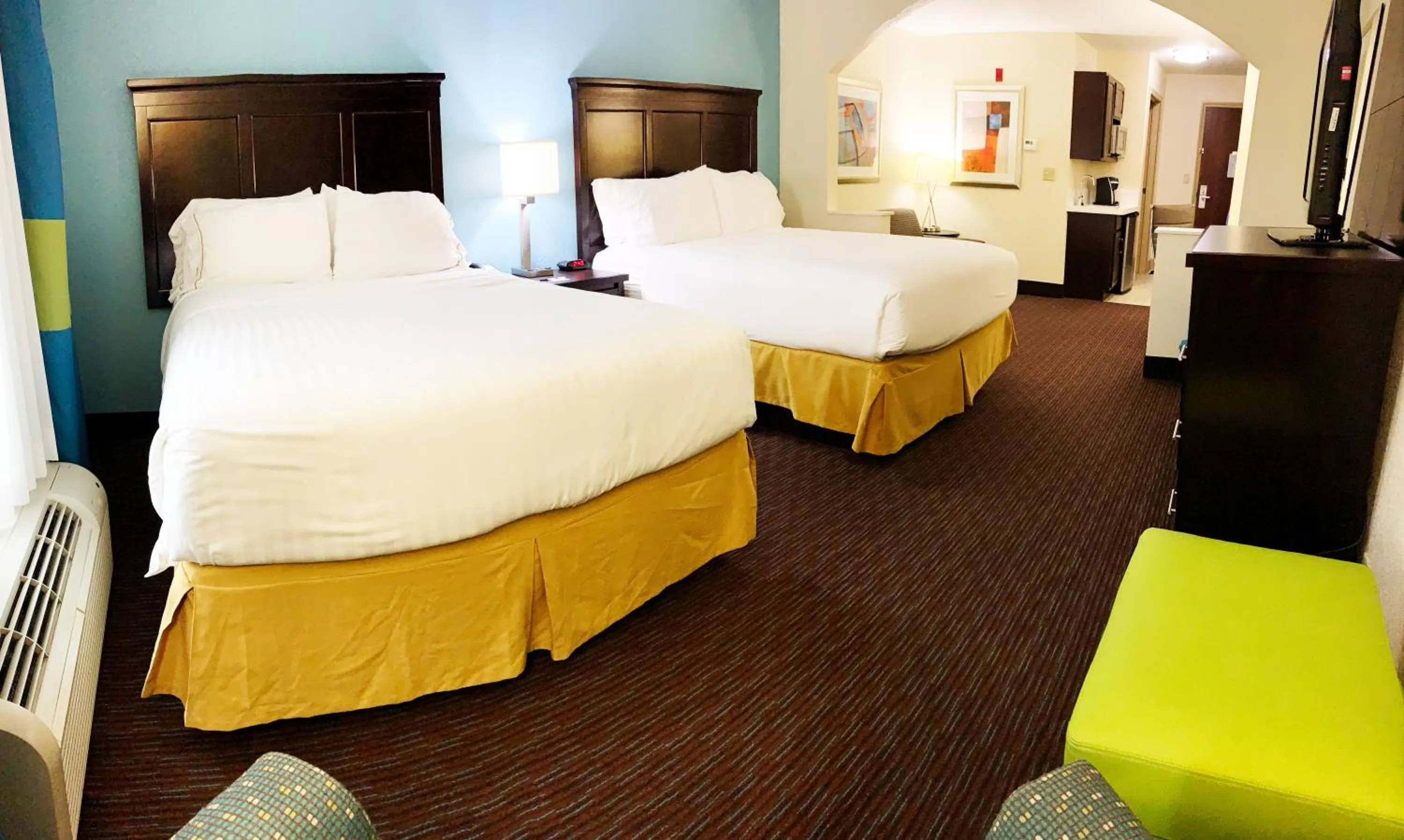 Photo of the whole room, Bed in Holiday Inn Express Hotel & Suites Gainesville by IHG