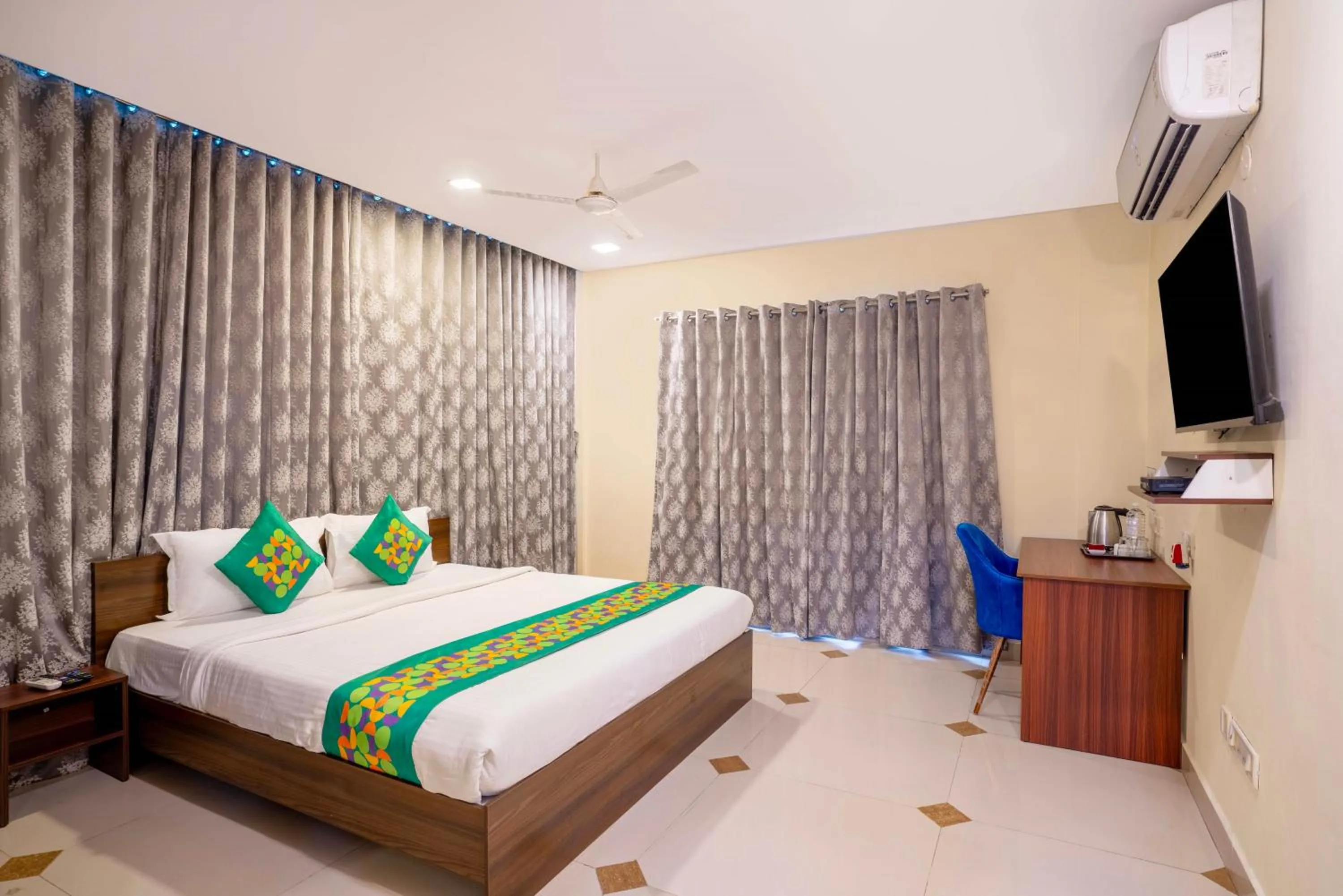 Bedroom, Bed in Treebo Srico, Banjara Hills