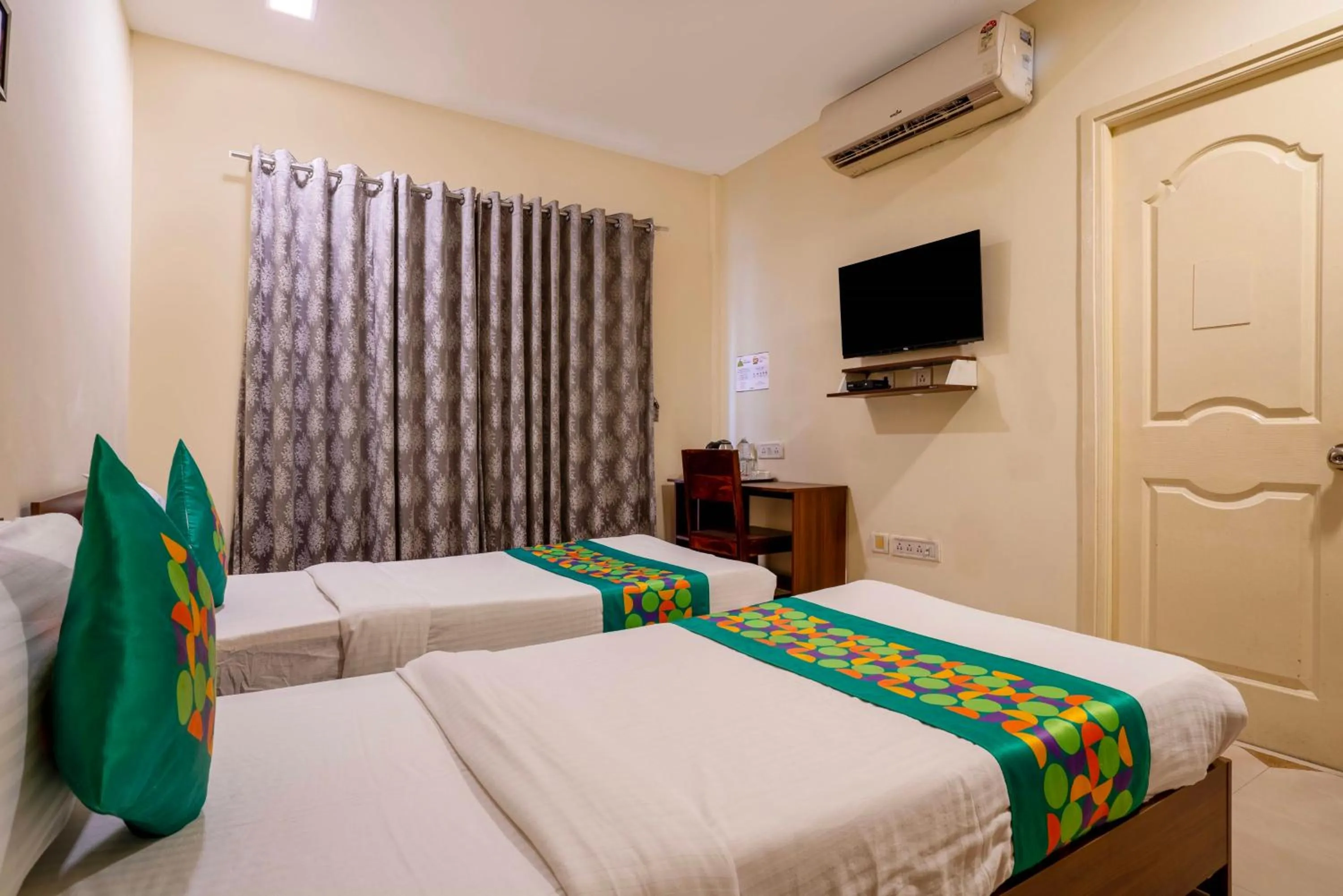 Bedroom, Bed in Treebo Srico, Banjara Hills