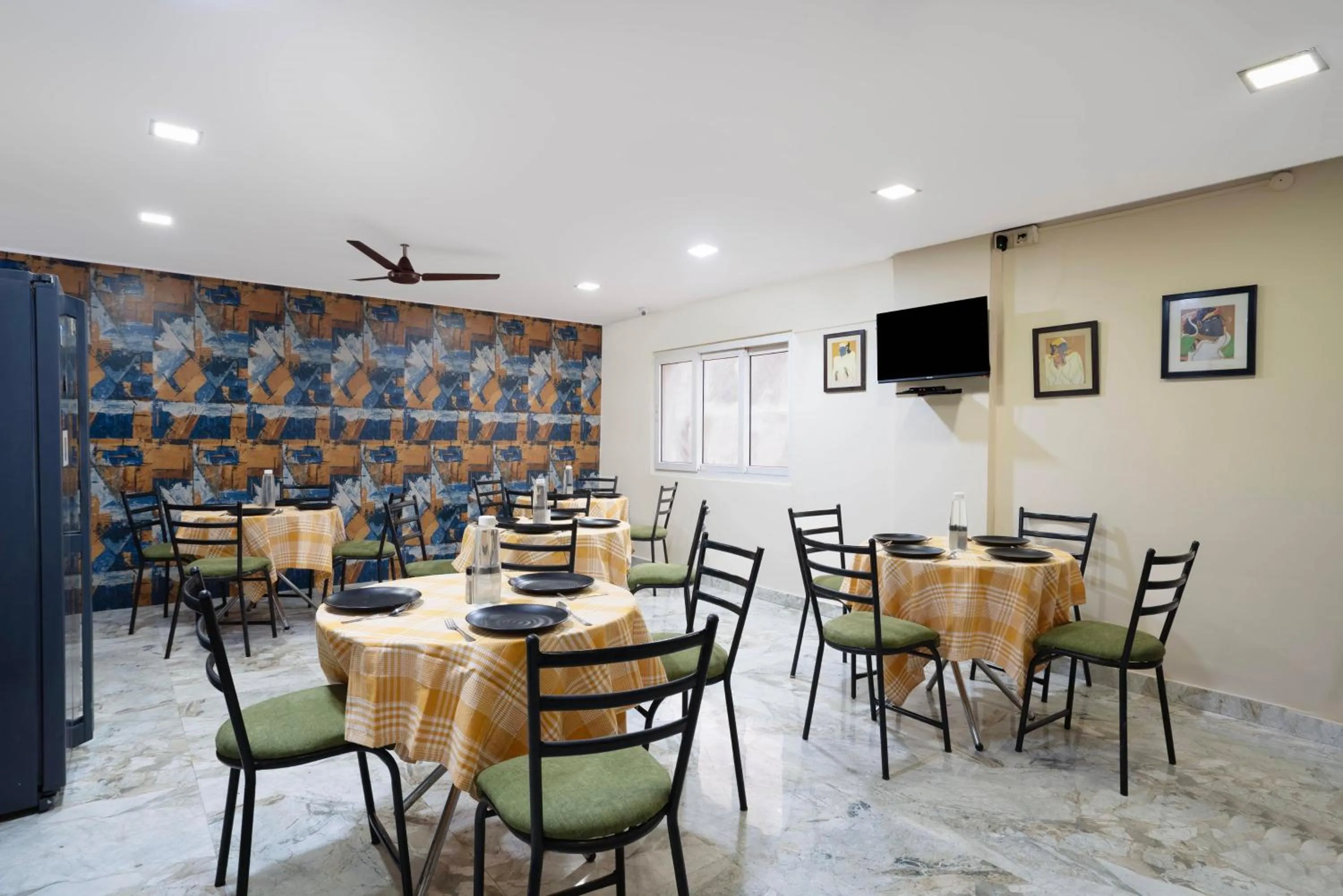 Restaurant/places to eat in Treebo Srico, Banjara Hills