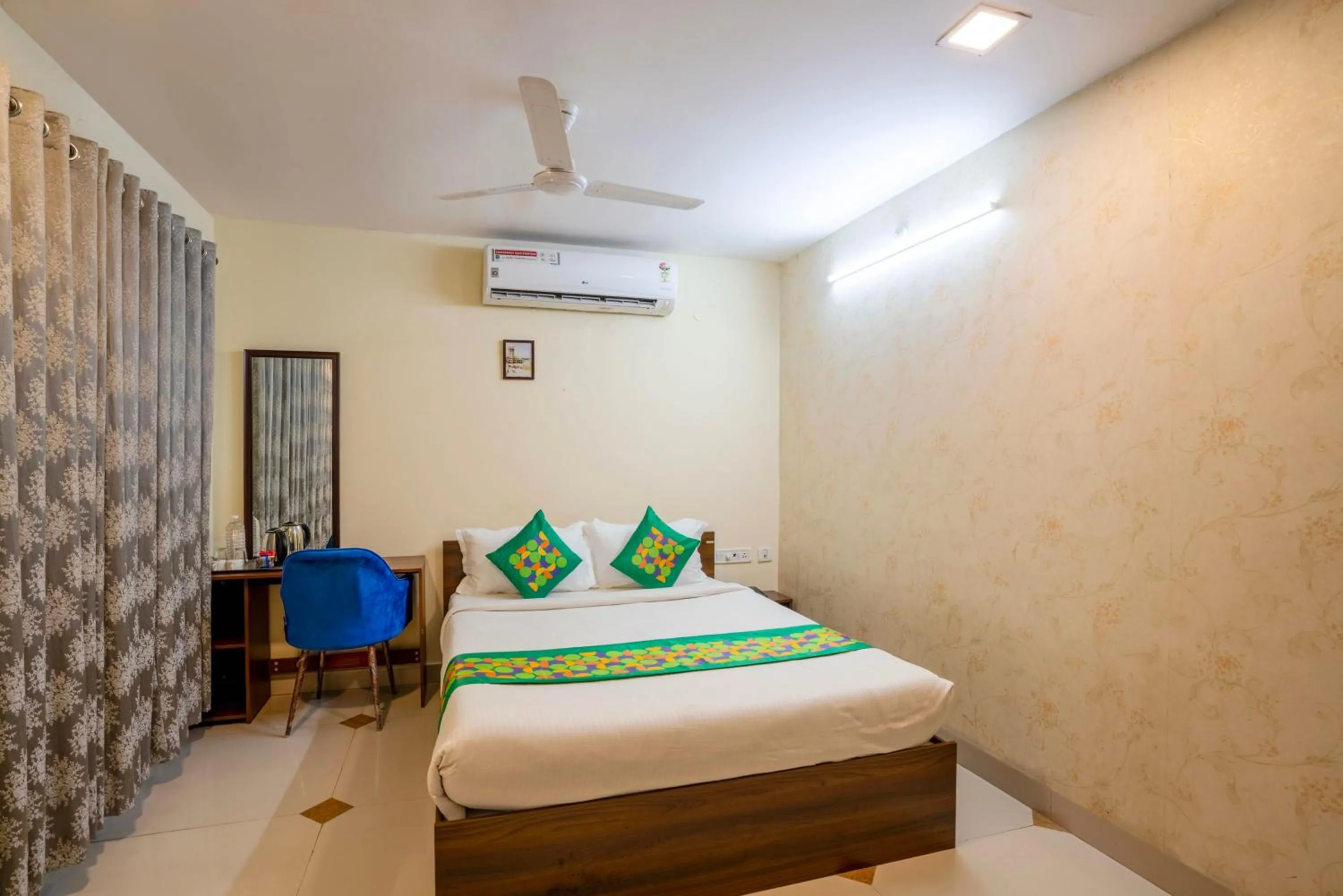 Bedroom, Bed in Treebo Srico, Banjara Hills