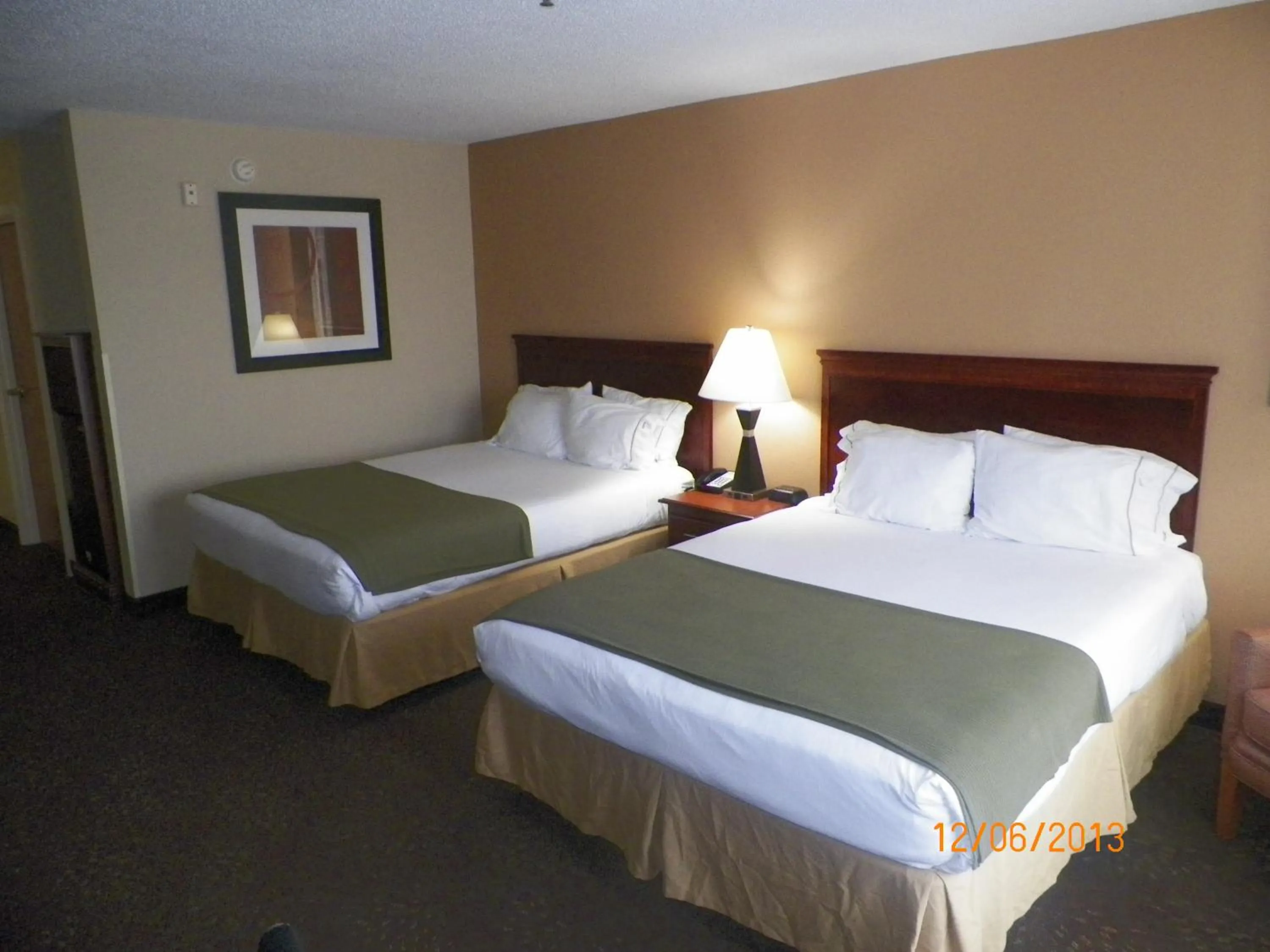Photo of the whole room, Bed in Holiday Inn Express Hotel & Suites Forest by IHG