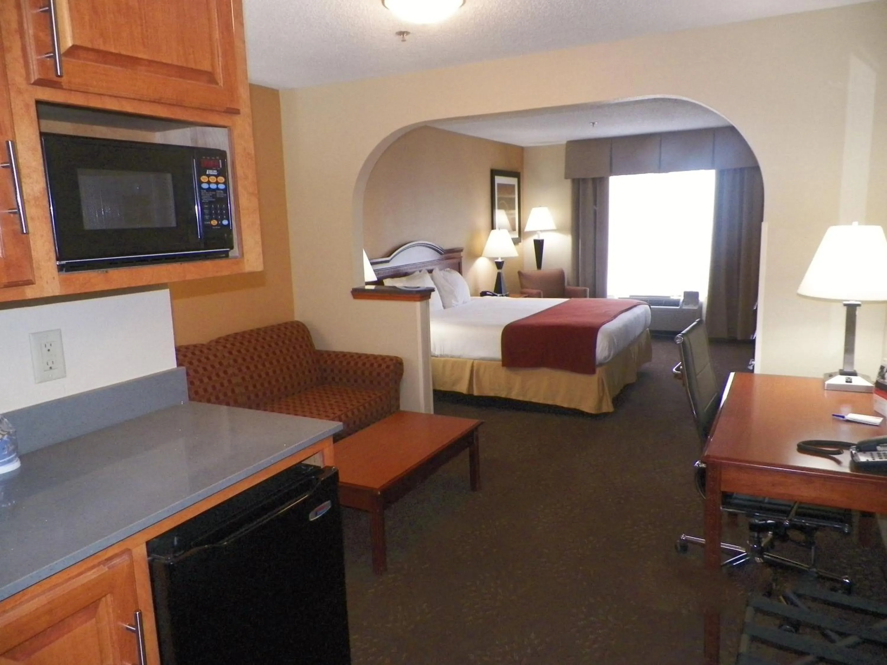 Photo of the whole room, Bed in Holiday Inn Express Hotel & Suites Forest by IHG