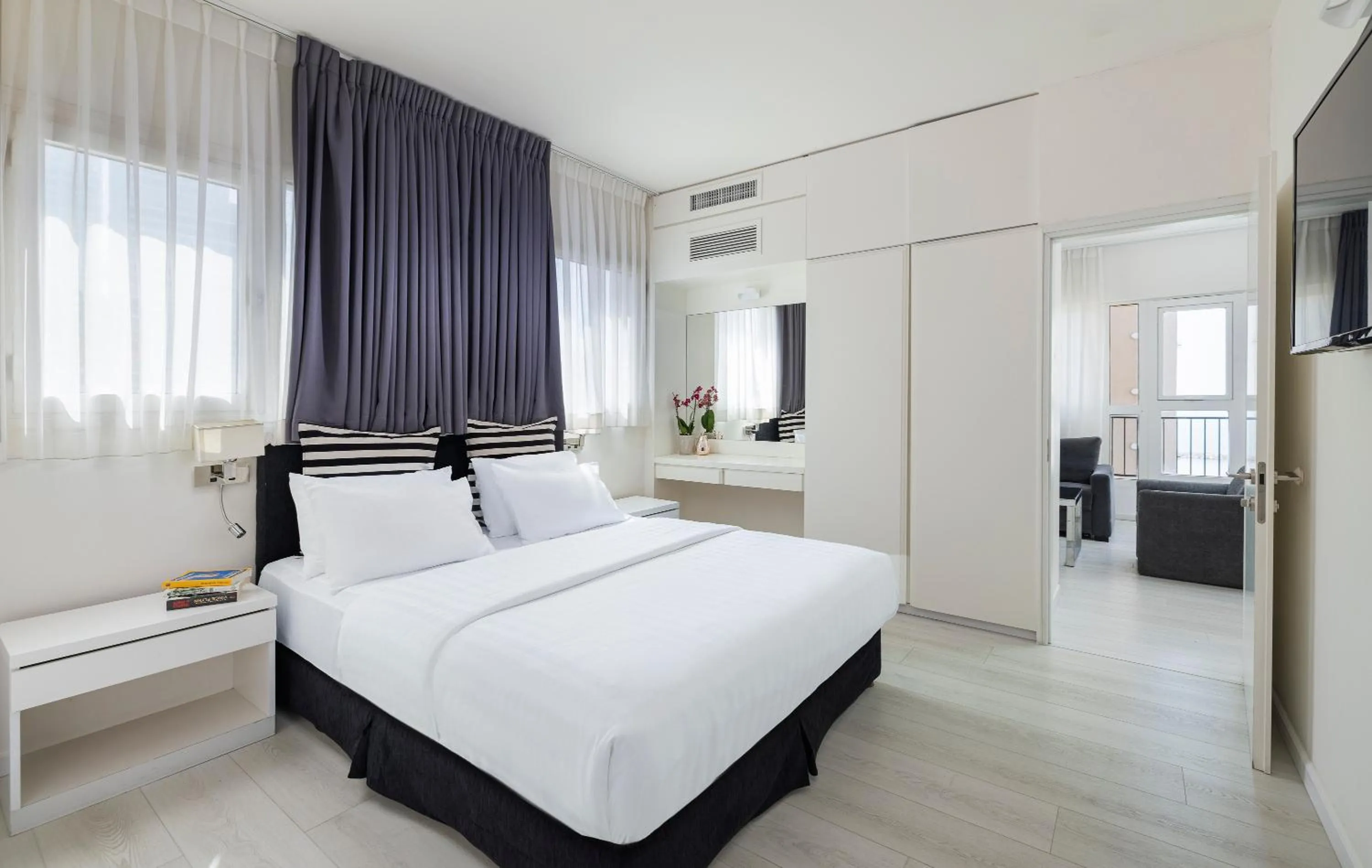 Bed in Best Western Regency Suites