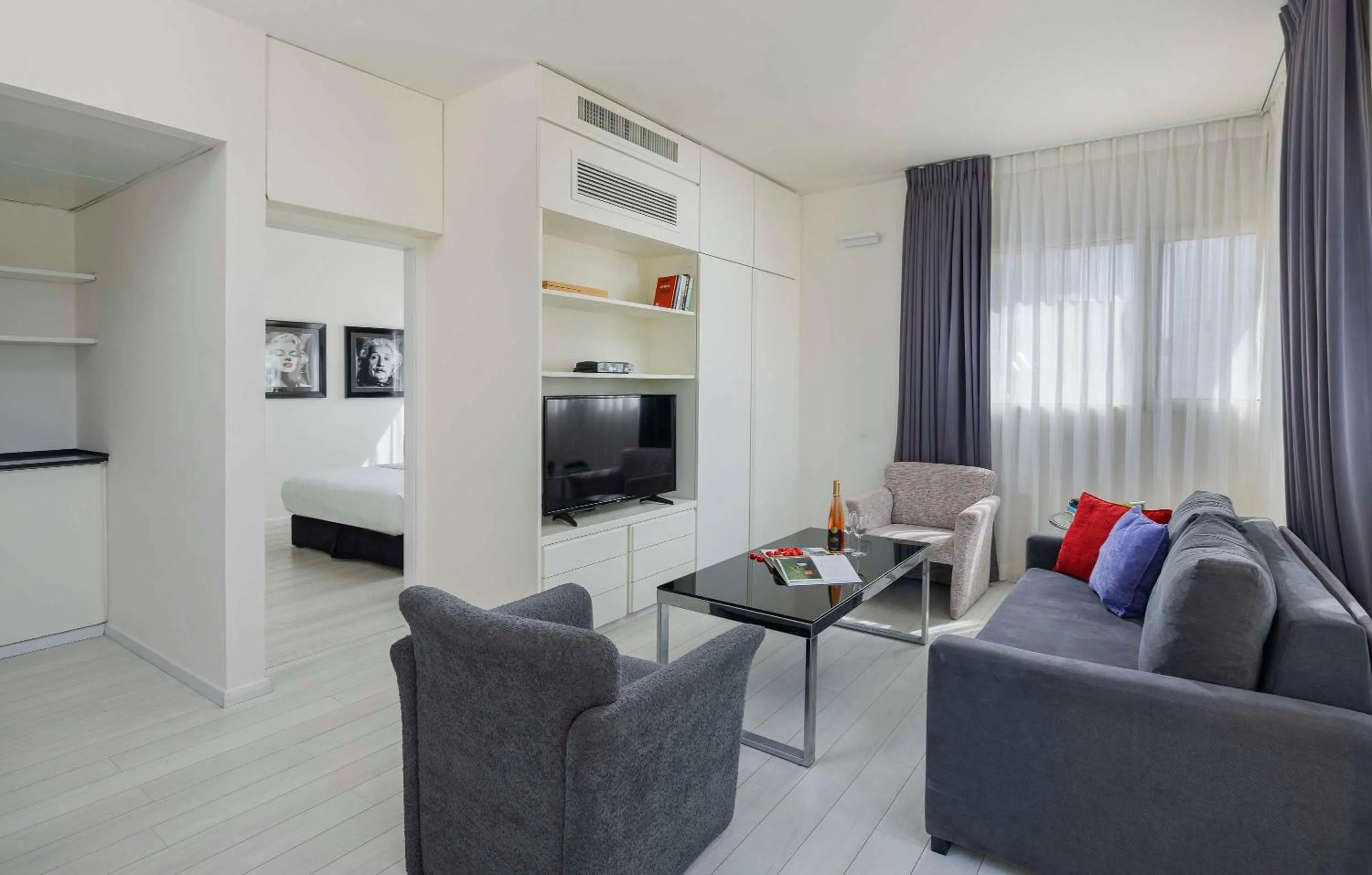 TV and multimedia in Best Western Regency Suites