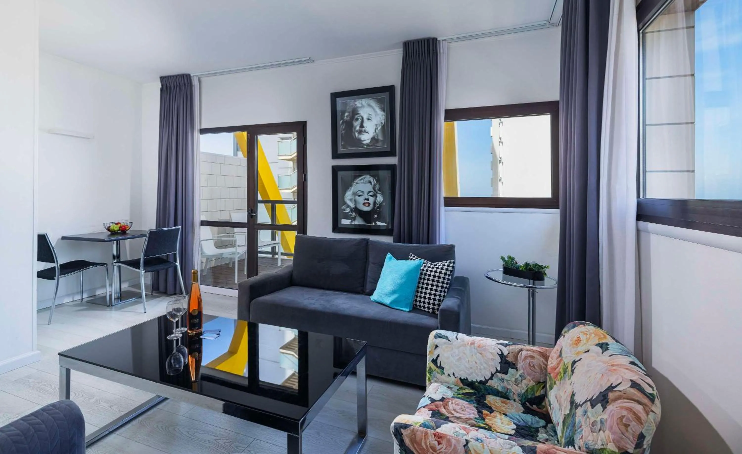 Living room in Best Western Regency Suites