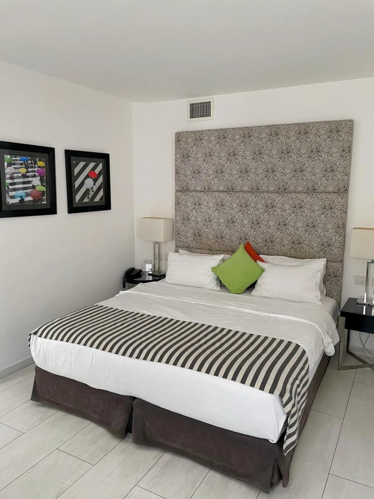 Bed in Best Western Regency Suites