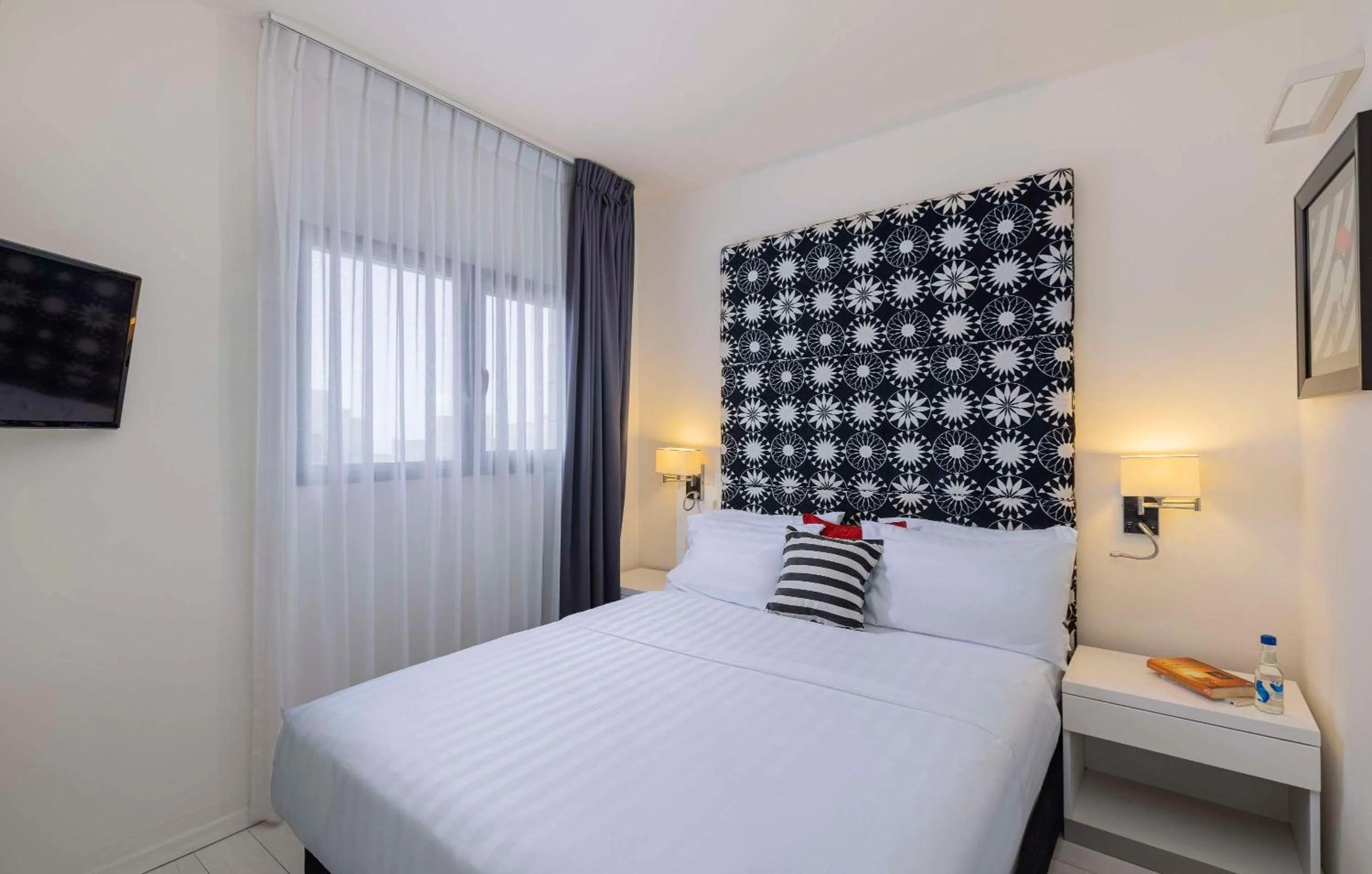 Photo of the whole room, Bed in Best Western Regency Suites