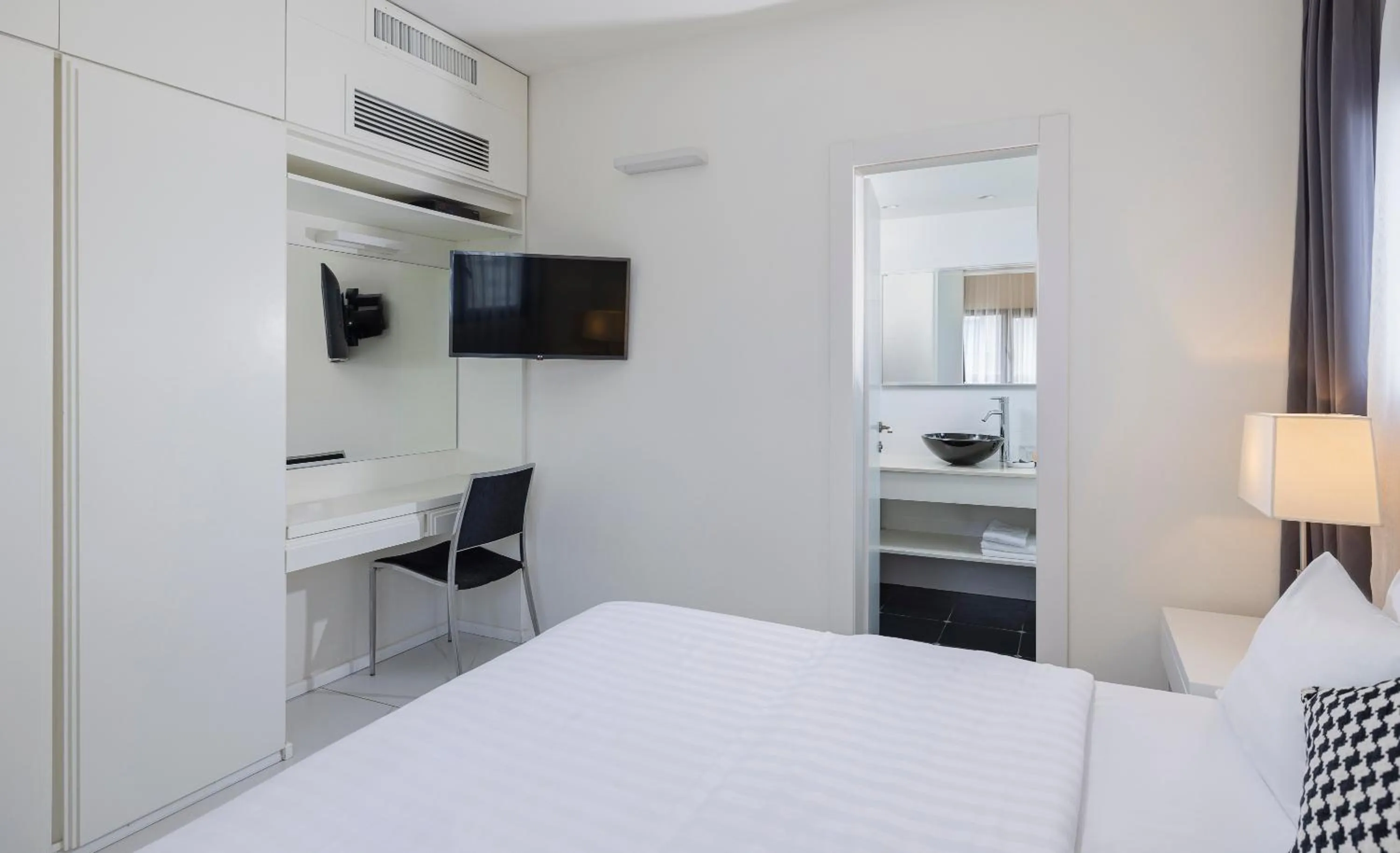 Bedroom, Bed in Best Western Regency Suites