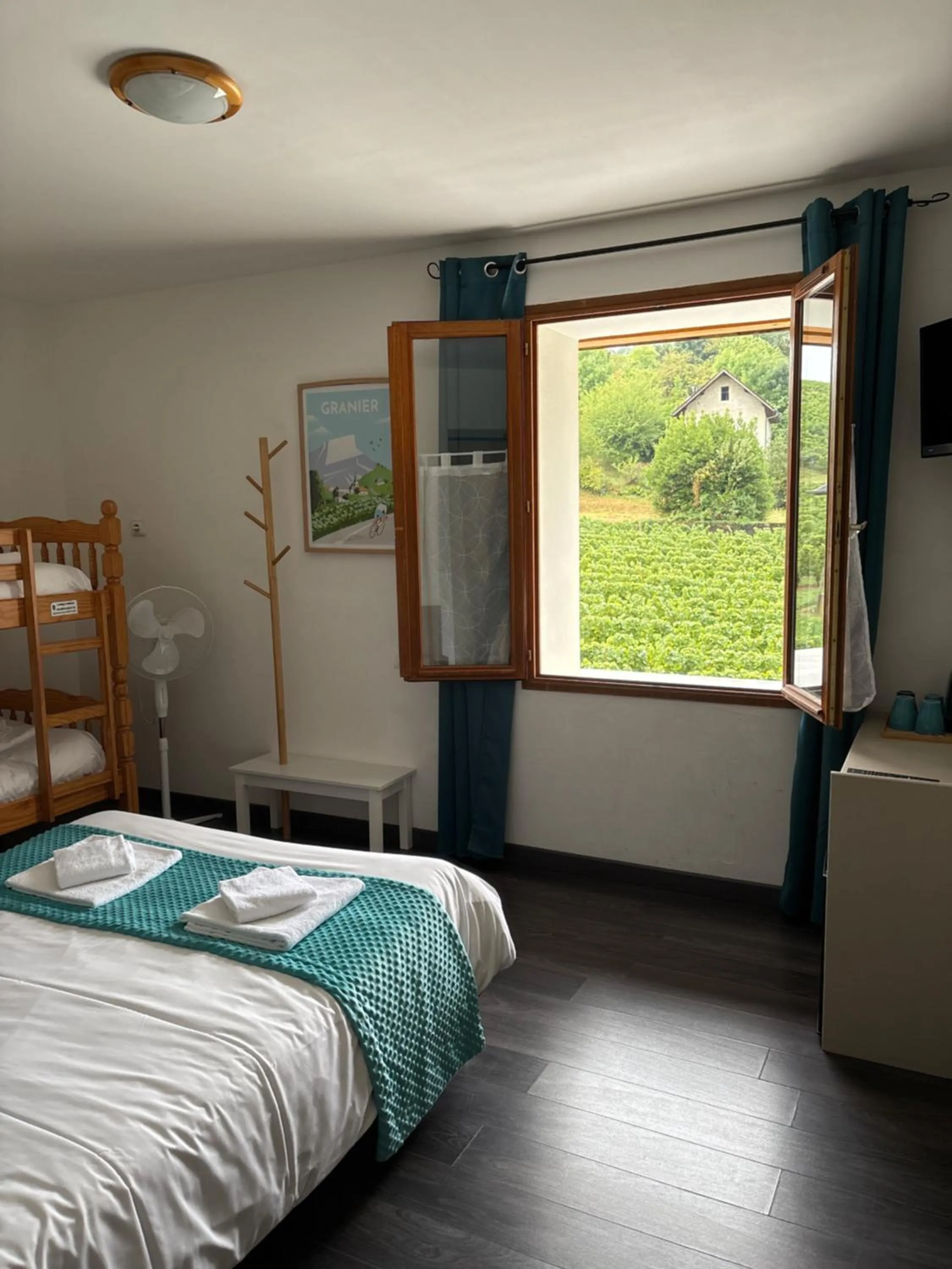 Photo of the whole room, Bed in Le Saint Vincent