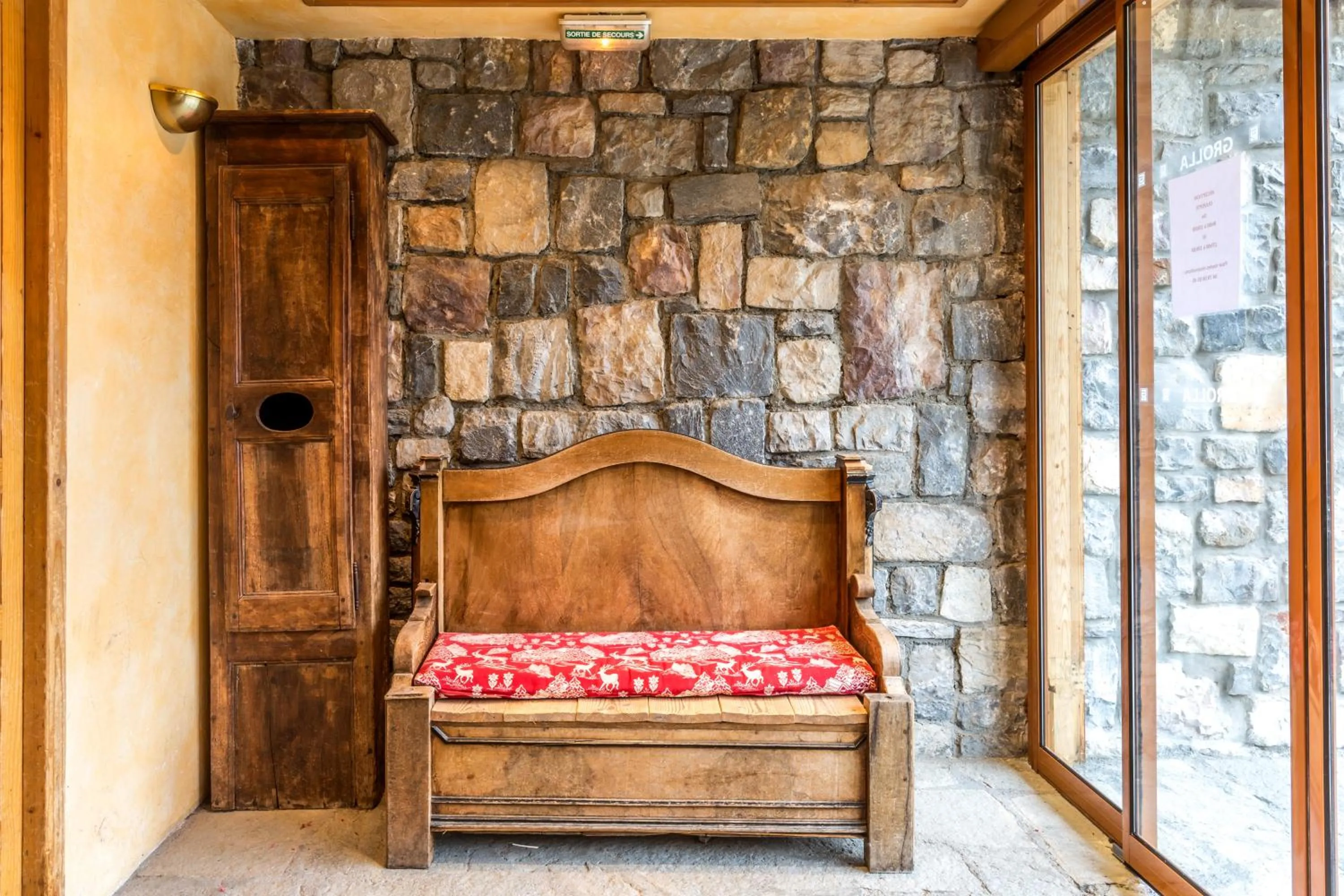 Decorative detail in Les Crêtes Blanches