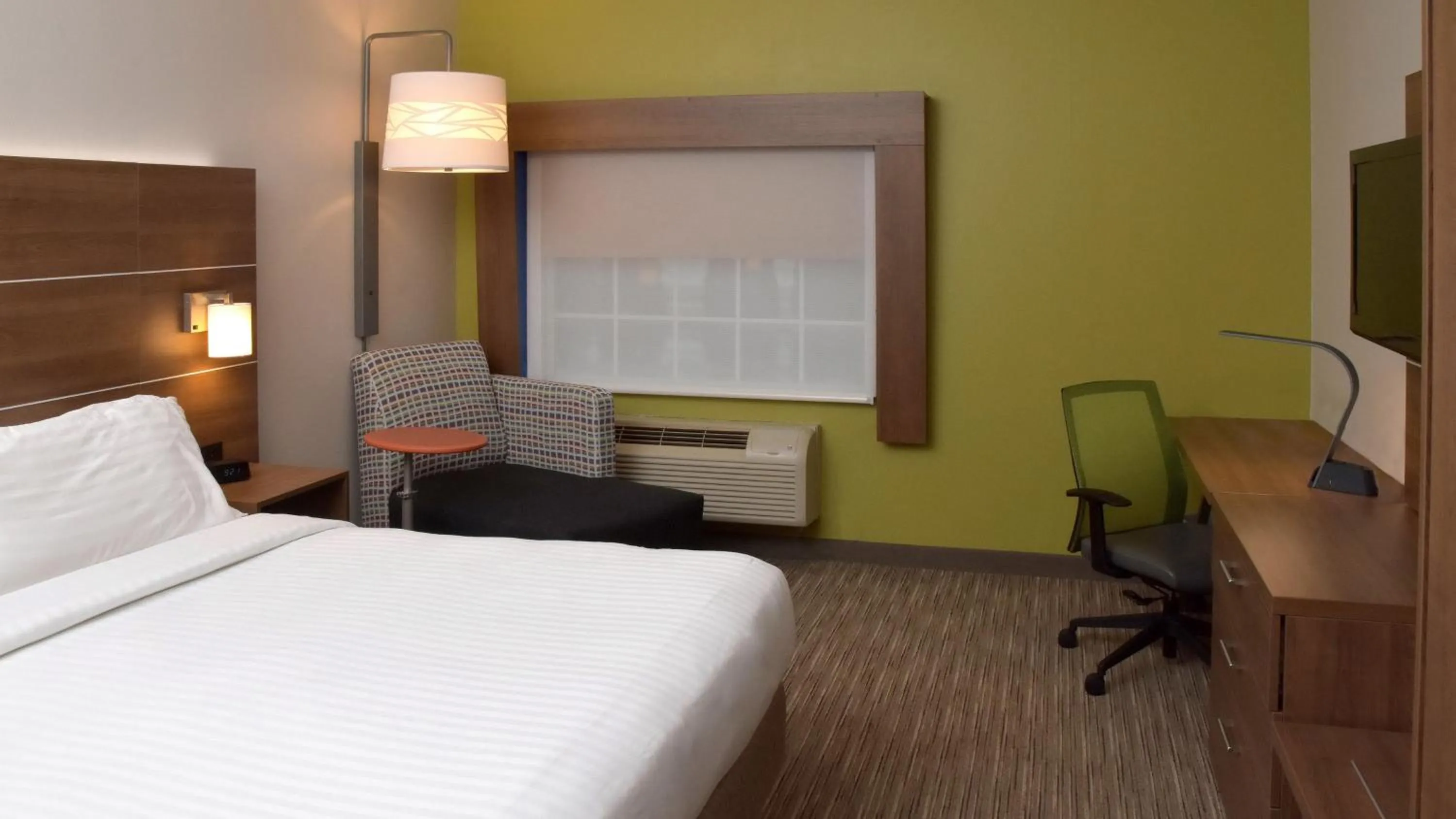 Photo of the whole room, Bed in Holiday Inn Express Mount Pleasant- Scottdale by IHG