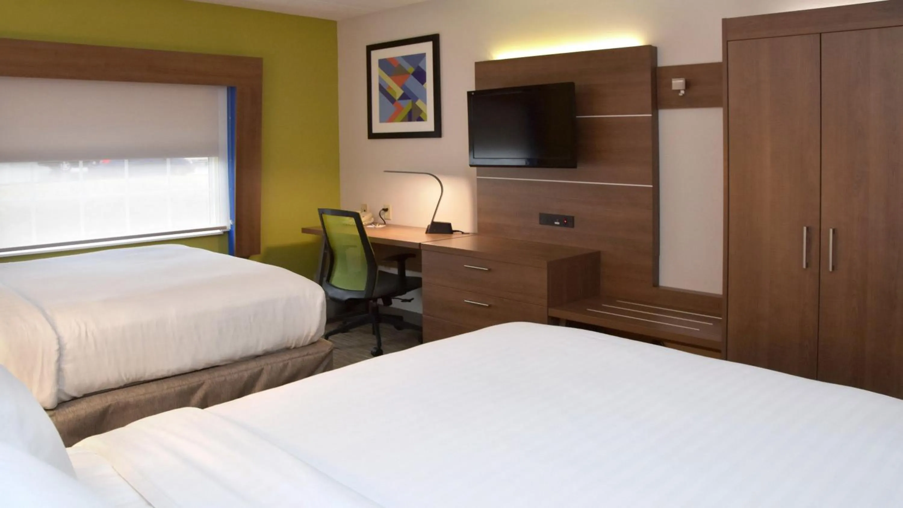 Photo of the whole room, Bed in Holiday Inn Express Mount Pleasant- Scottdale by IHG