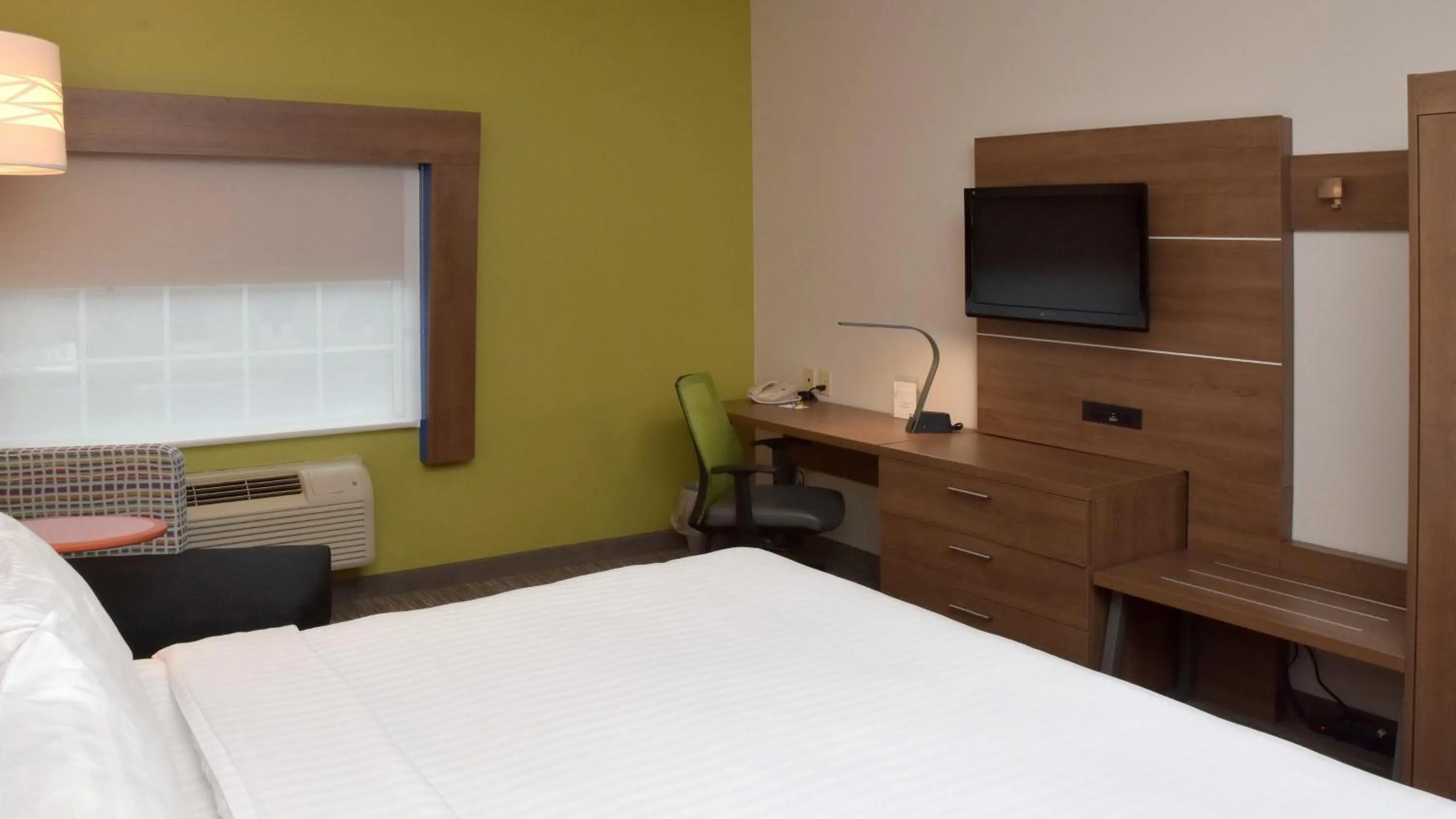 Photo of the whole room, Bed in Holiday Inn Express Mount Pleasant- Scottdale by IHG