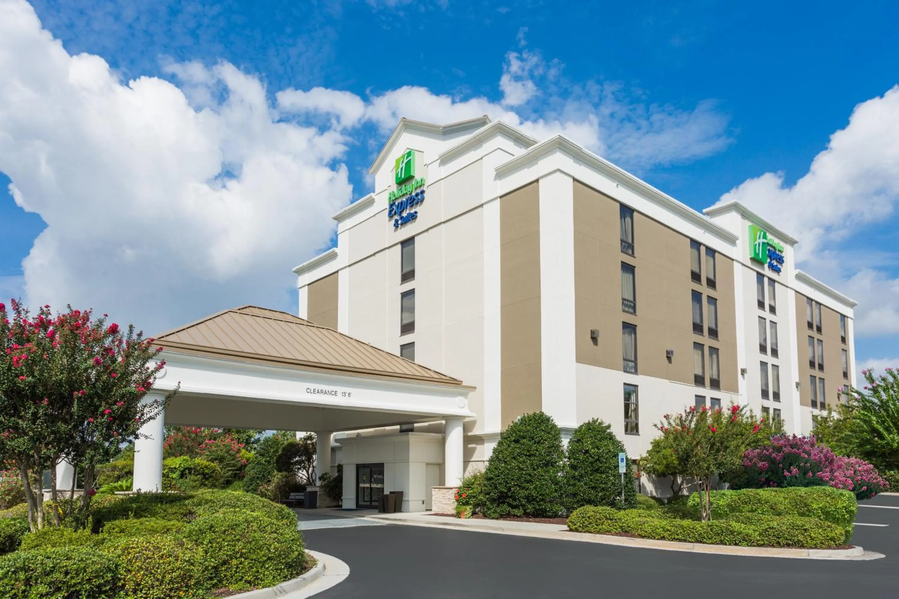 Property building in Holiday Inn Express & Suites Wilmington-University Center by IHG
