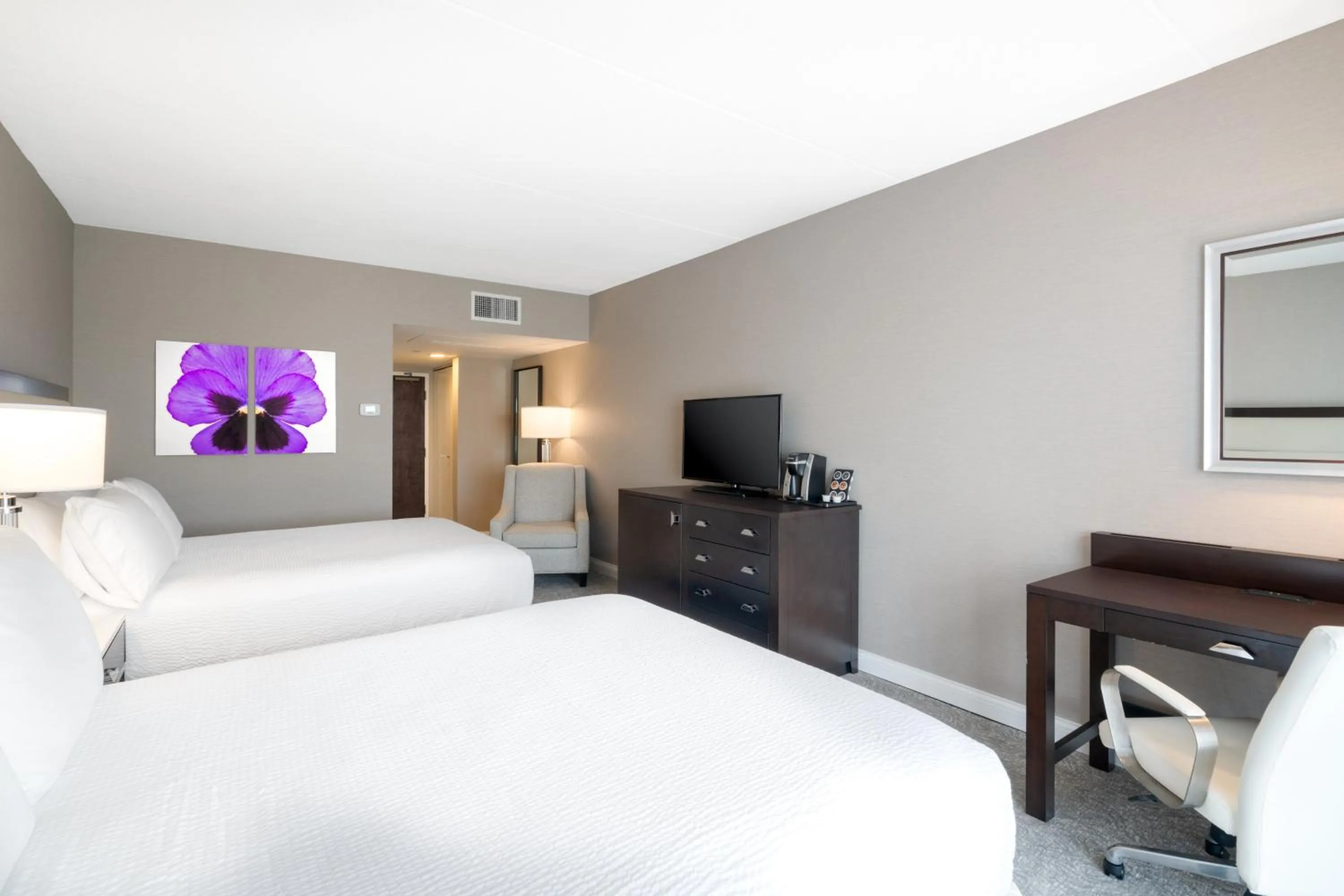 Photo of the whole room, Bed in Holiday Inn Wilmington by IHG