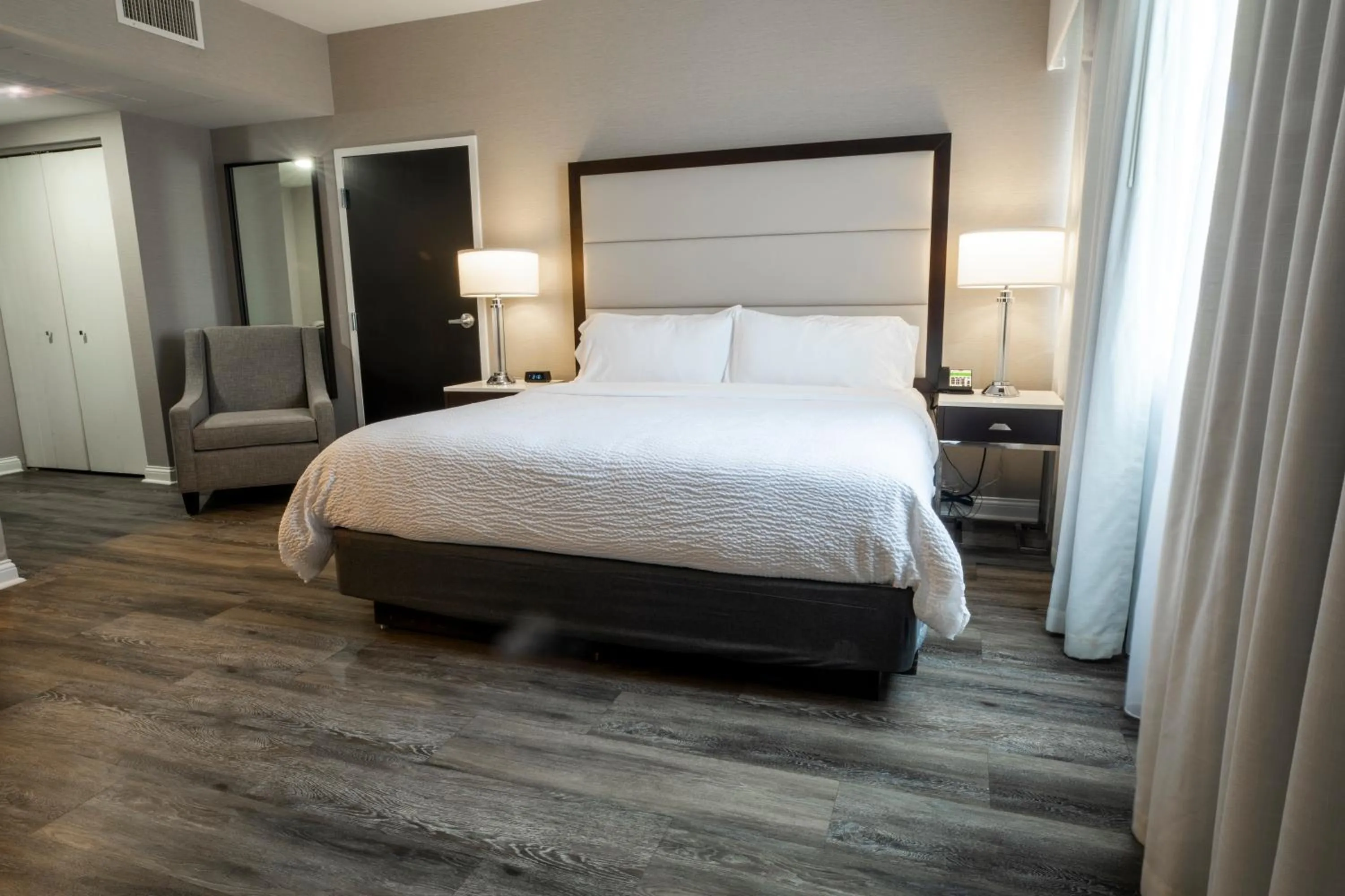 Photo of the whole room, Bed in Holiday Inn Wilmington by IHG