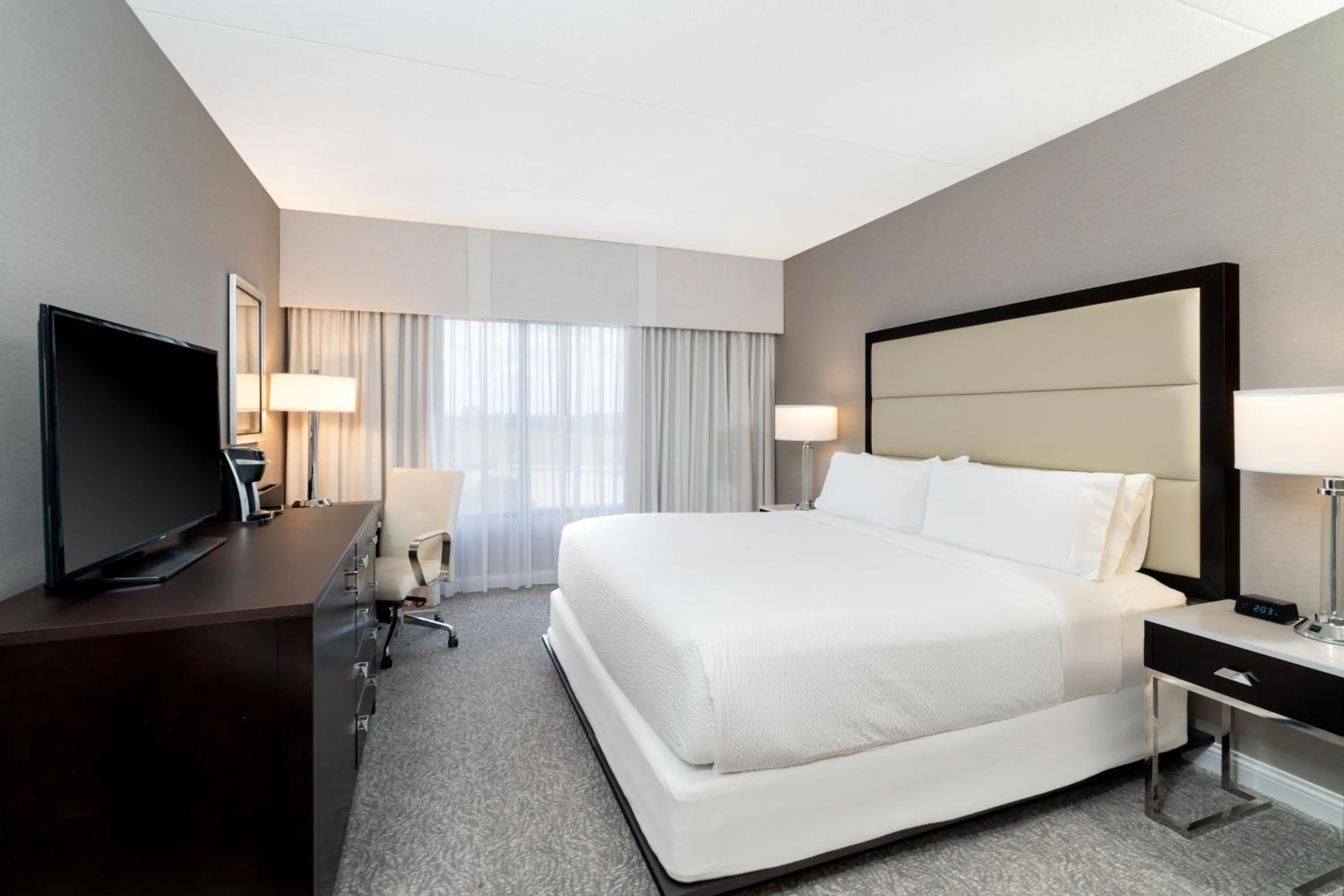 Photo of the whole room, Bed in Holiday Inn Wilmington by IHG