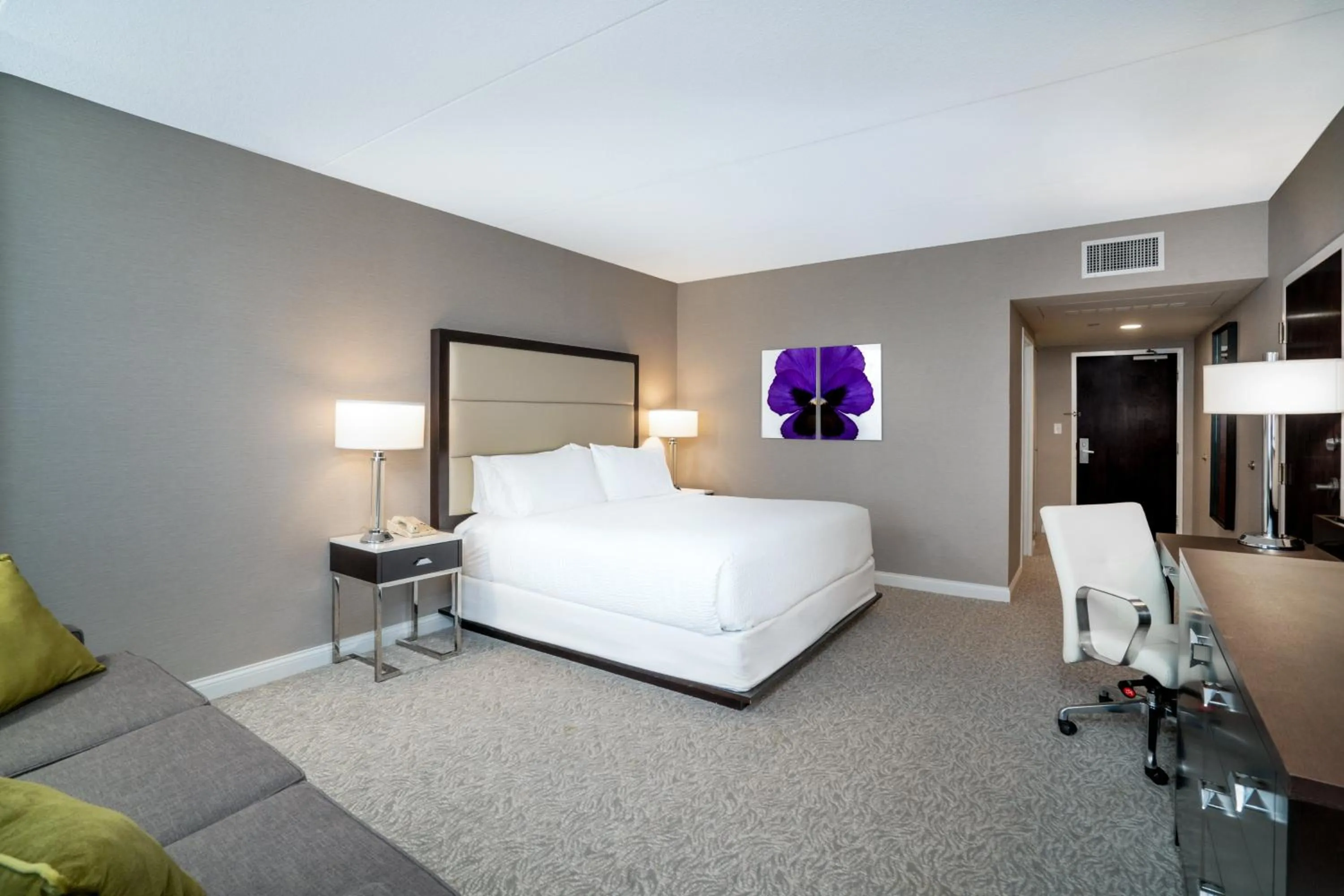 Photo of the whole room, Bed in Holiday Inn Wilmington by IHG