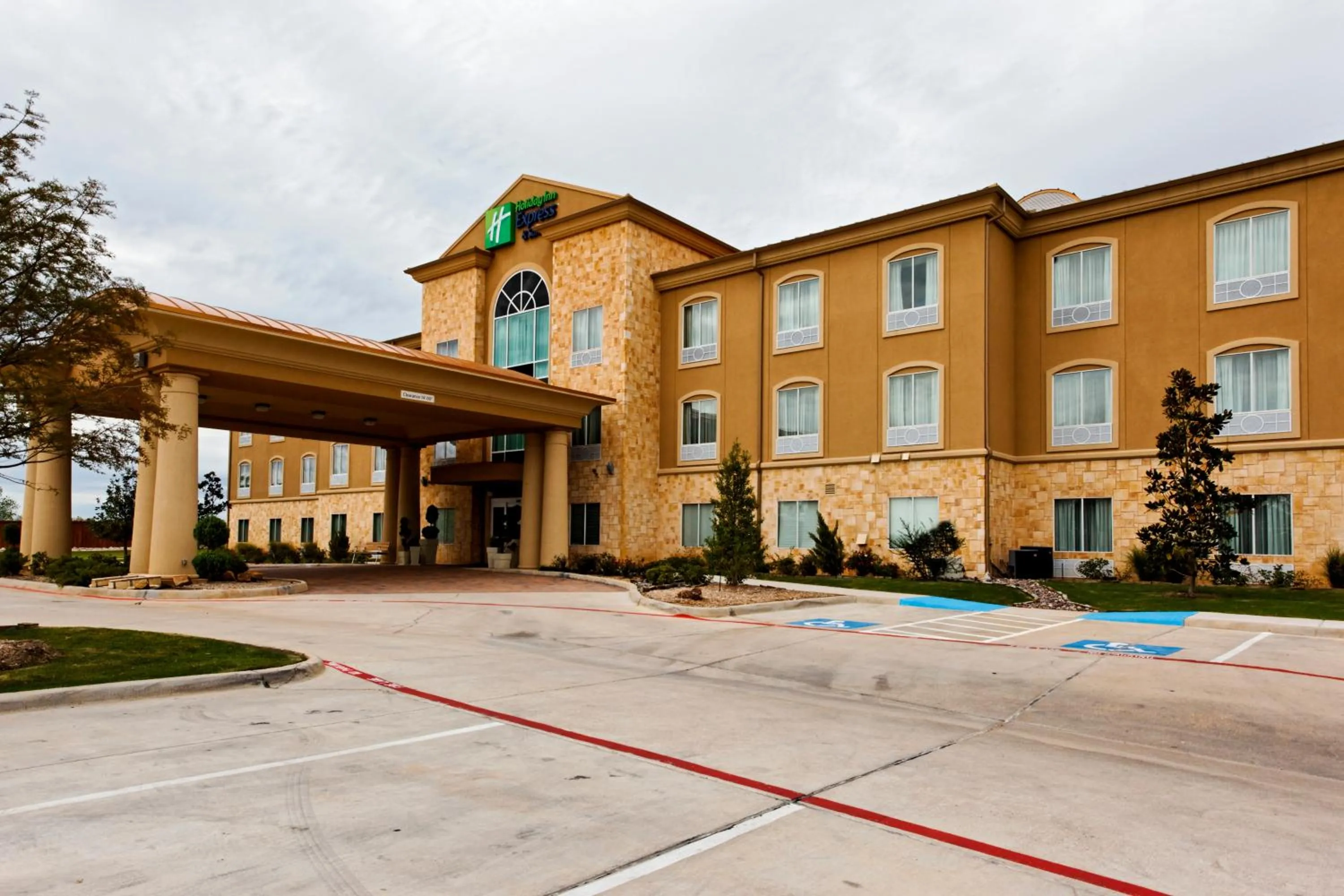 Facade/entrance in Holiday Inn Express Glen Rose by IHG