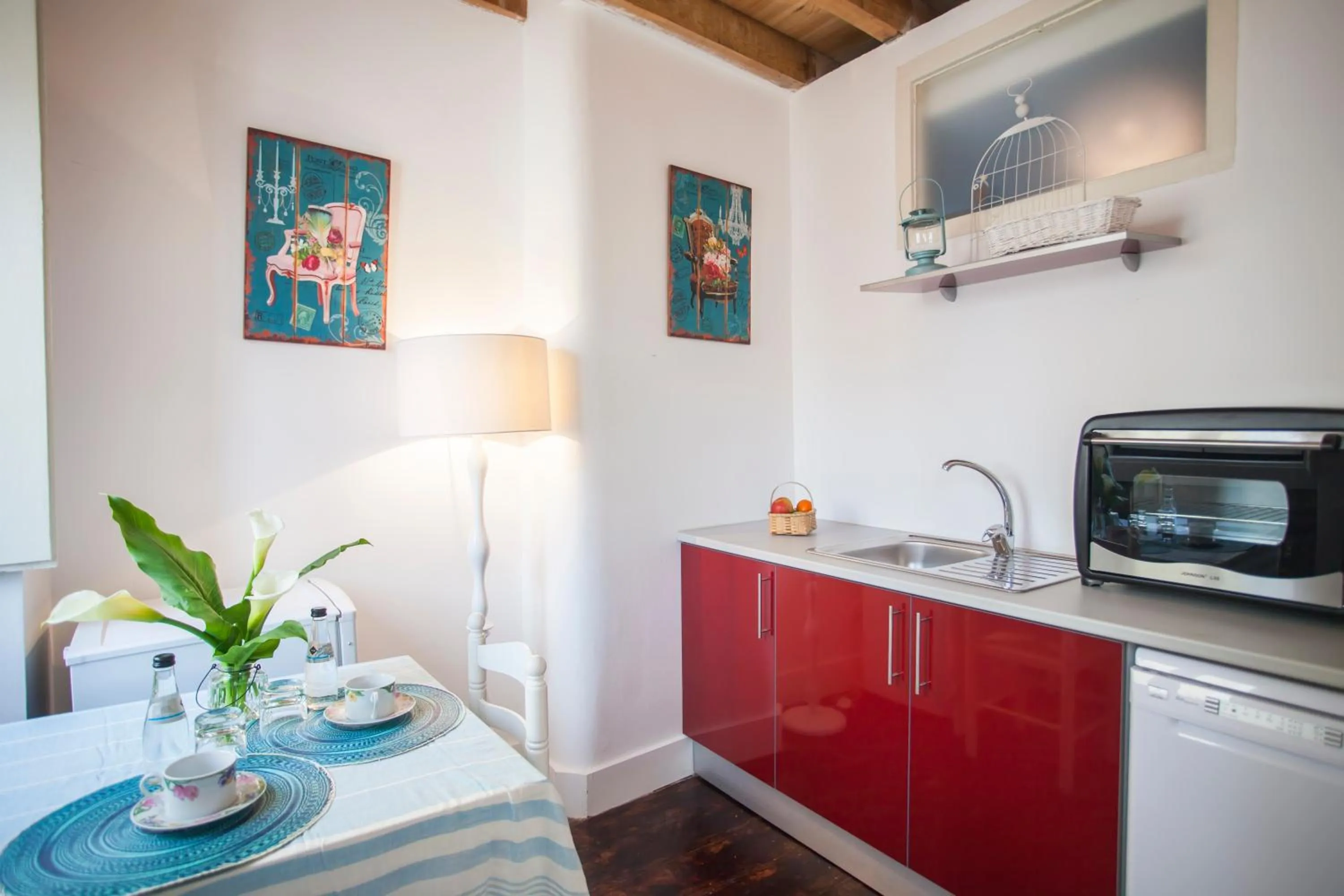 Kitchen or kitchenette in Lisbon Inn Bica Suites