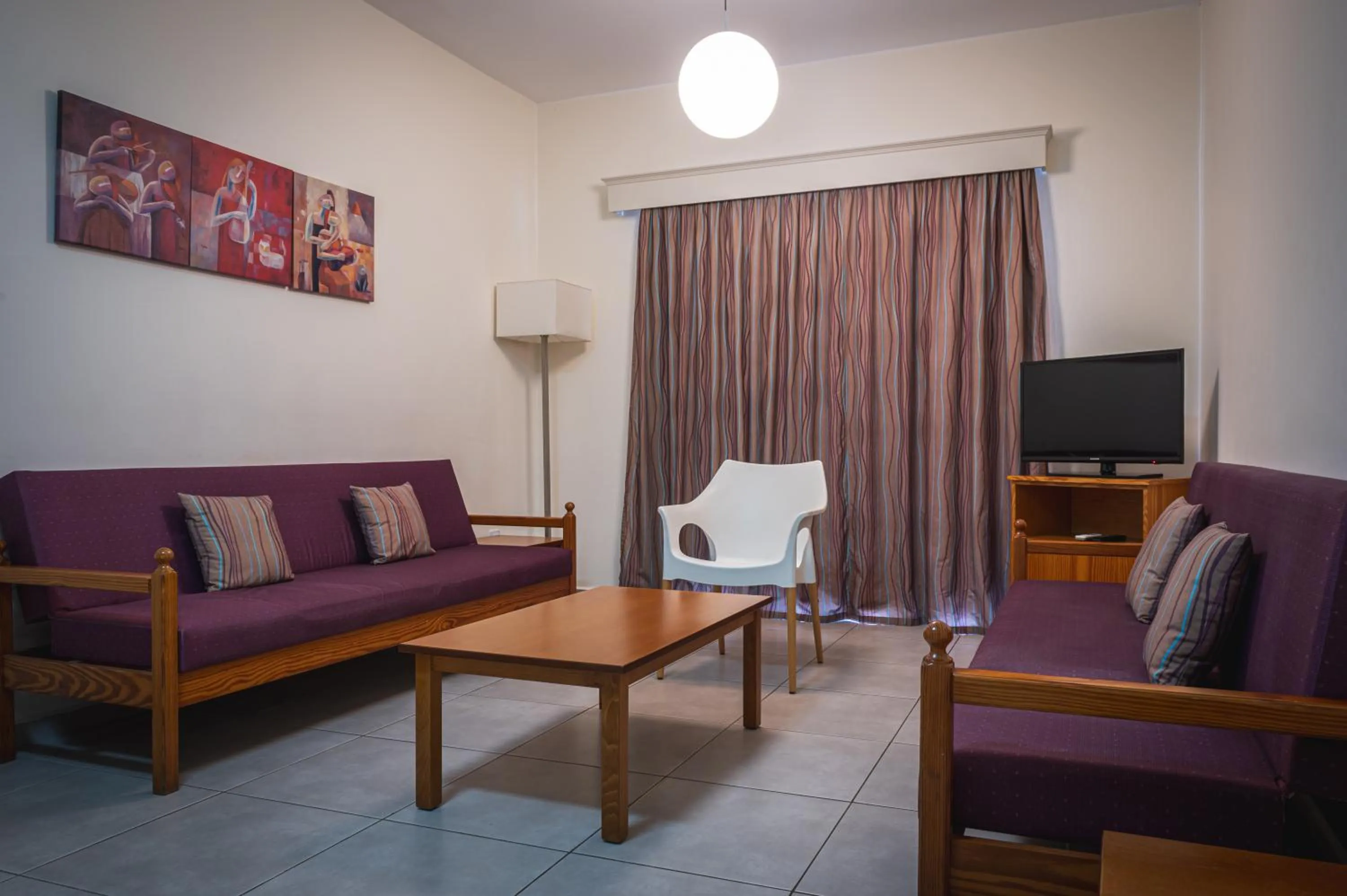 Communal lounge/ TV room in Kefalos Damon Hotel Apartments