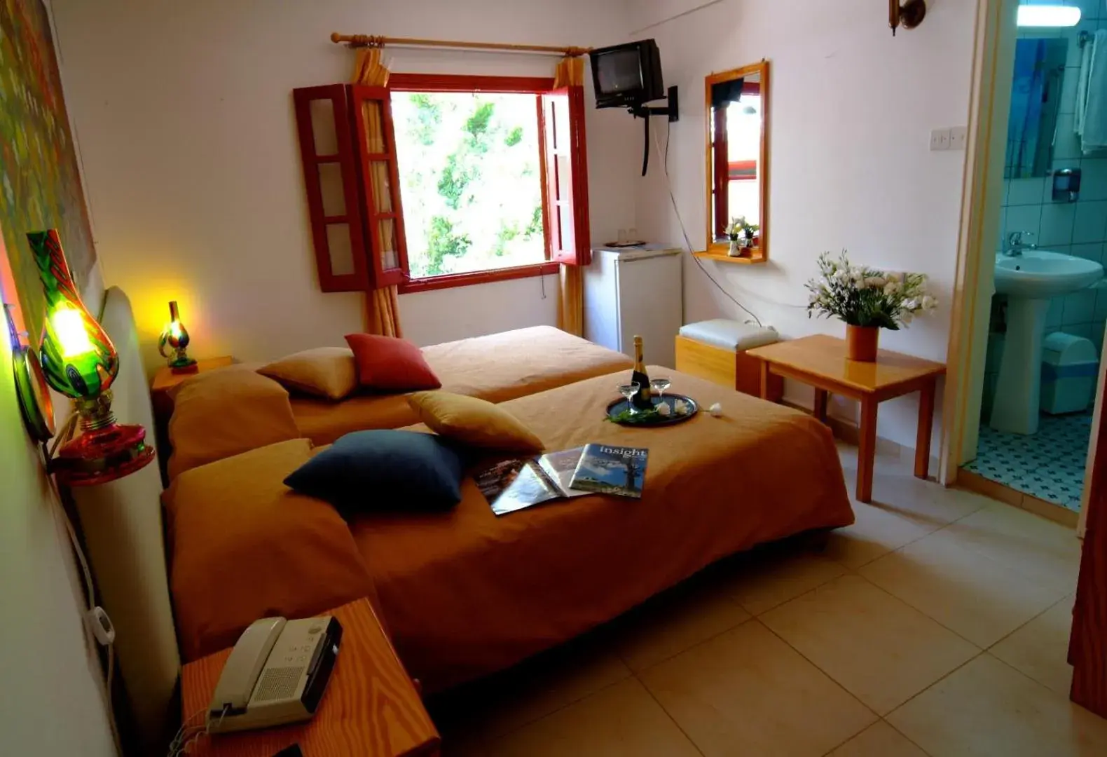 Triple Room in Kiniras Traditional Hotel & Restaurant Triple Room in Kiniras Traditional Hotel & Restaurant