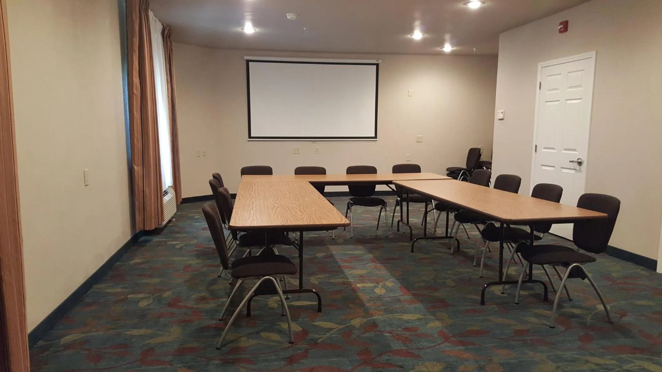 Meeting/conference room in Candlewood Suites Hot Springs by IHG